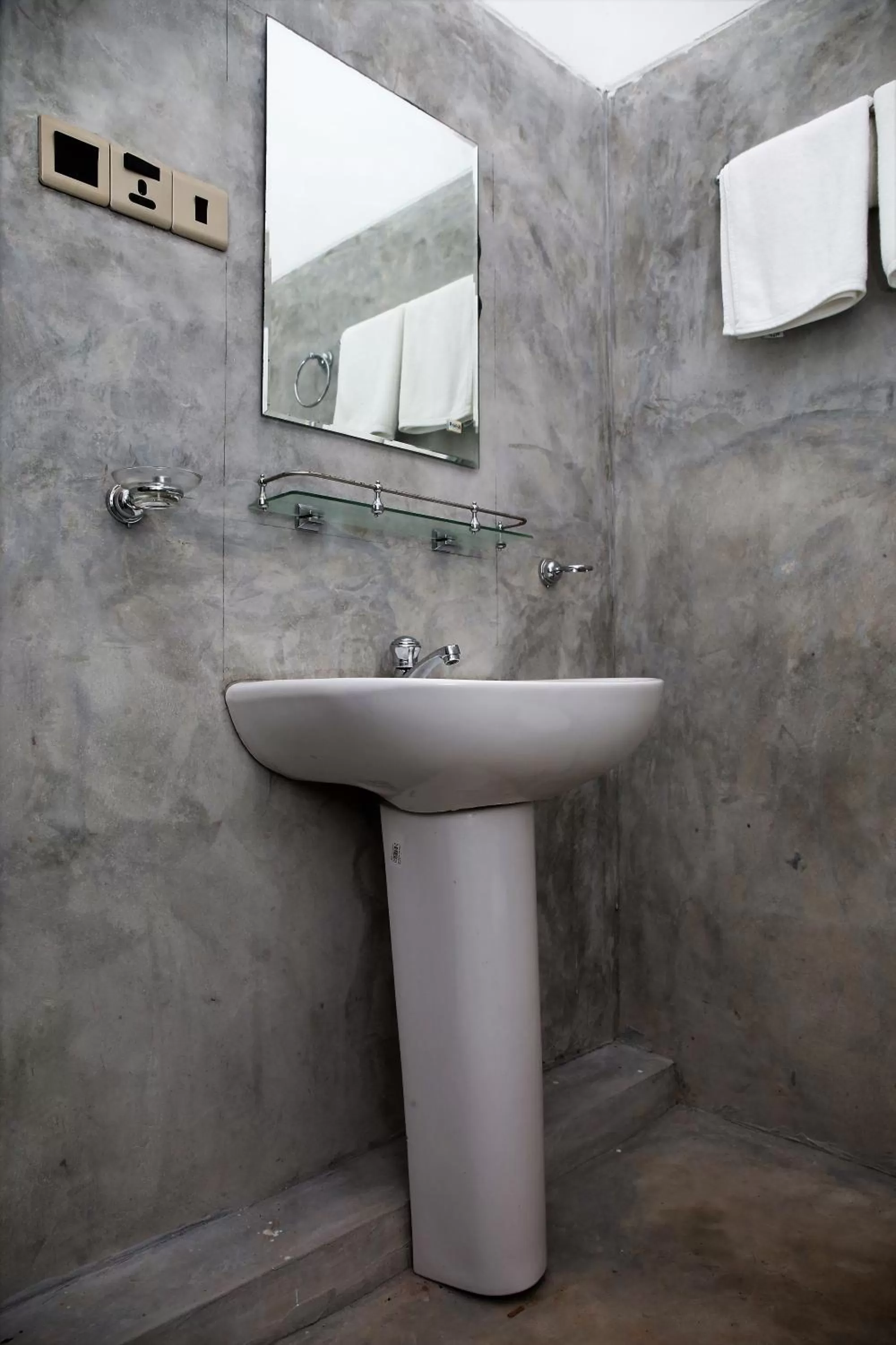 Bathroom in Sky Mountain Café with seaview