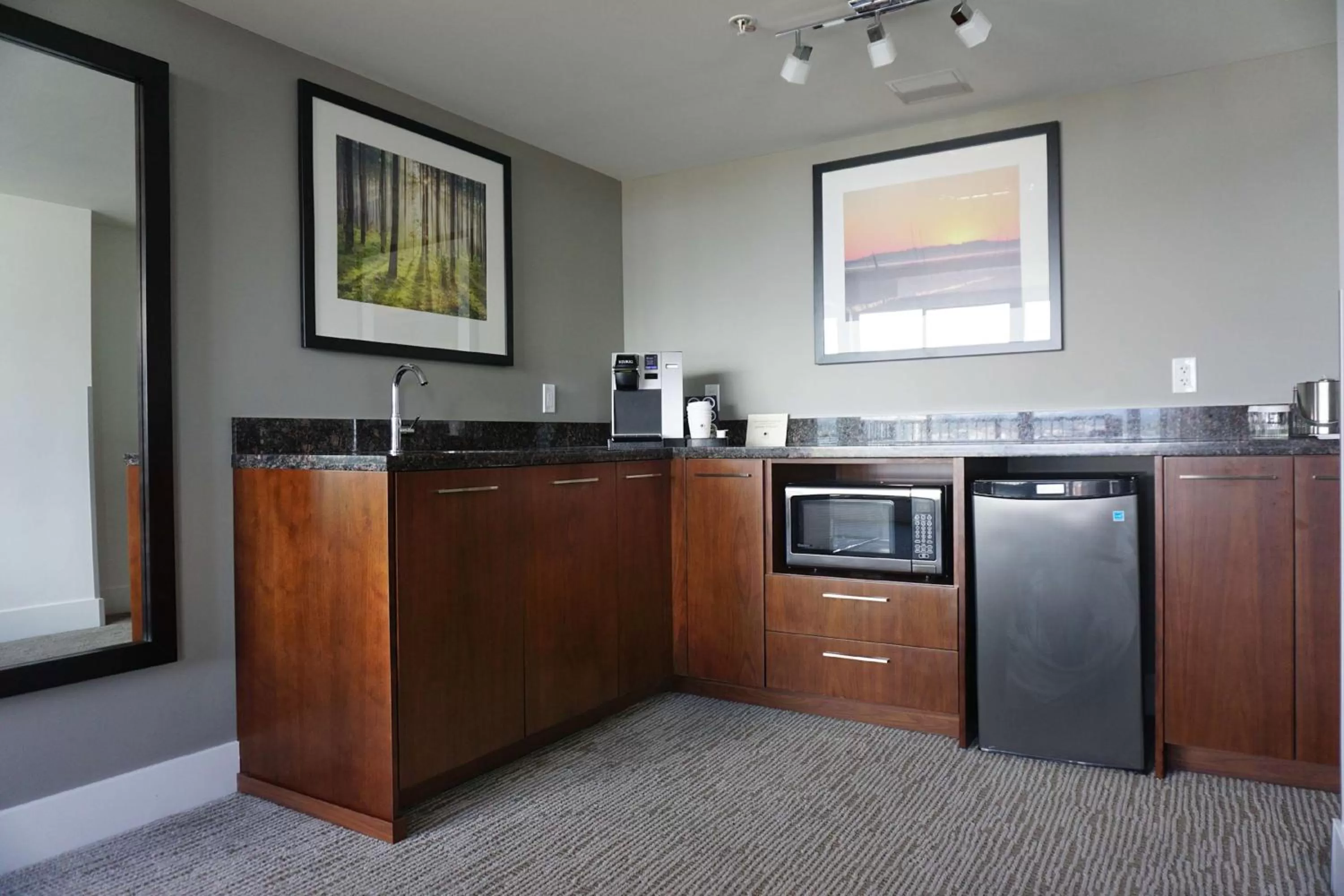 Kitchen or kitchenette in DoubleTree by Hilton Hotel & Suites Victoria