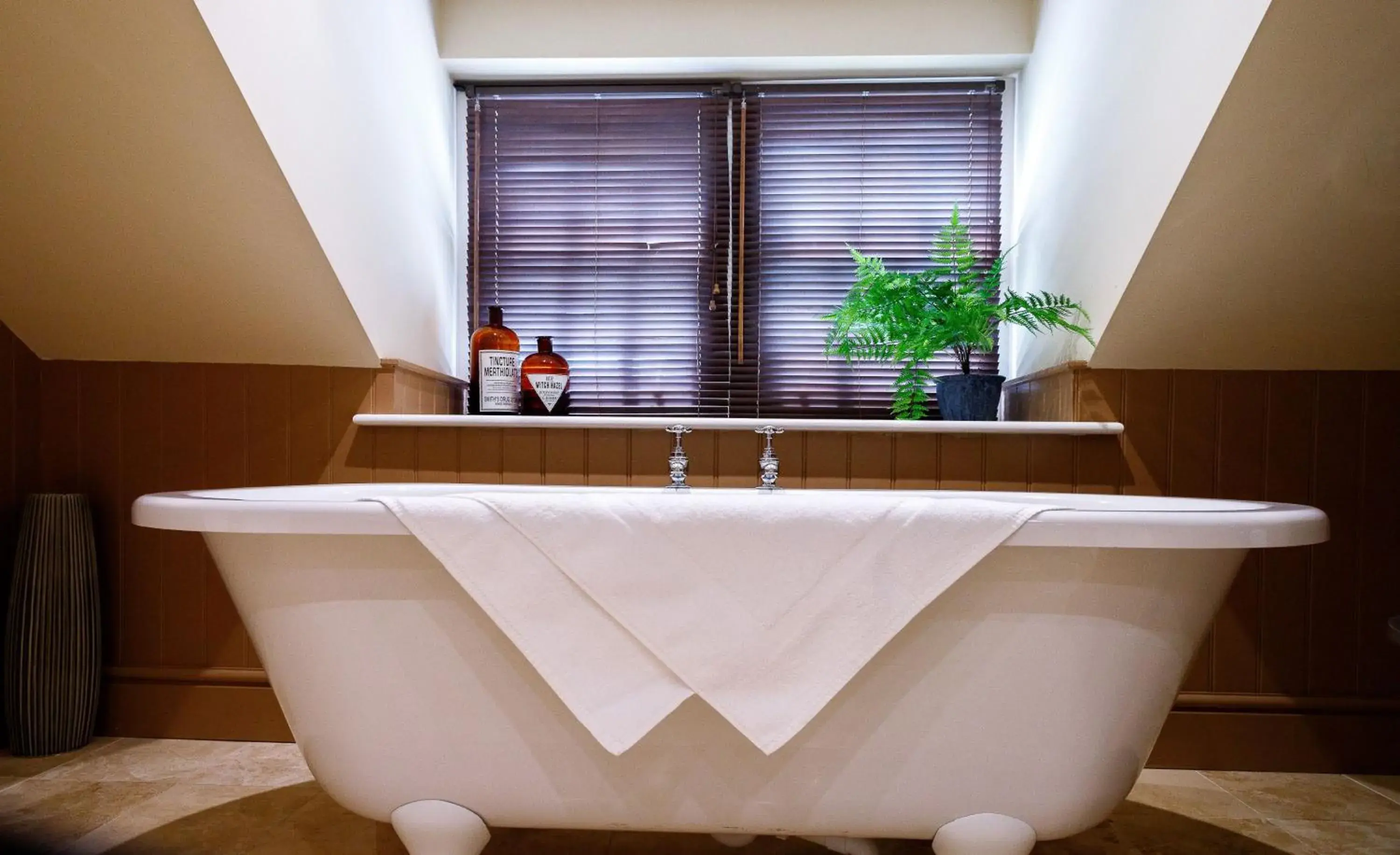 Bath, Bathroom in Plough Inn