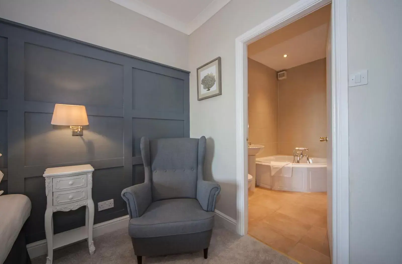 Bathroom, Seating Area in Highfield Hotel