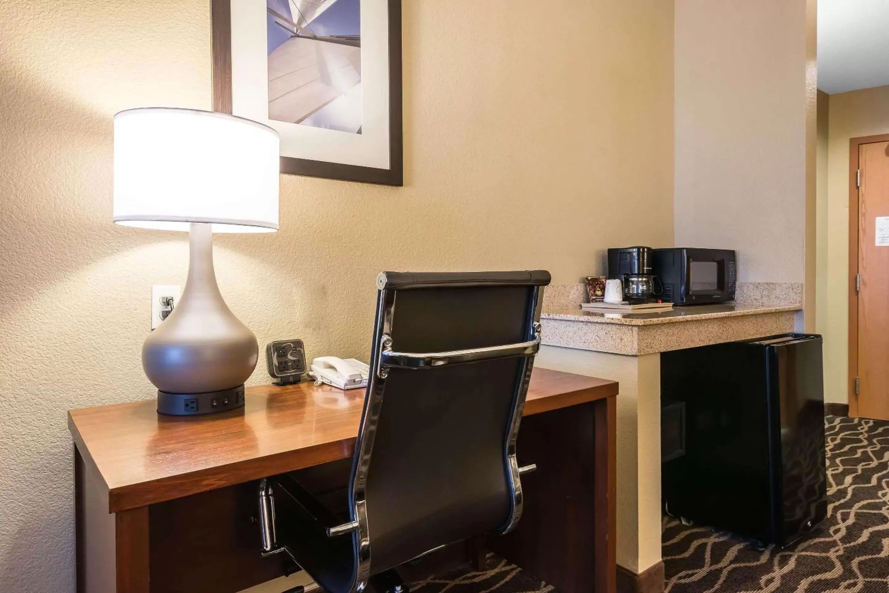 Photo of the whole room, TV/Entertainment Center in Comfort Suites Tampa Airport North