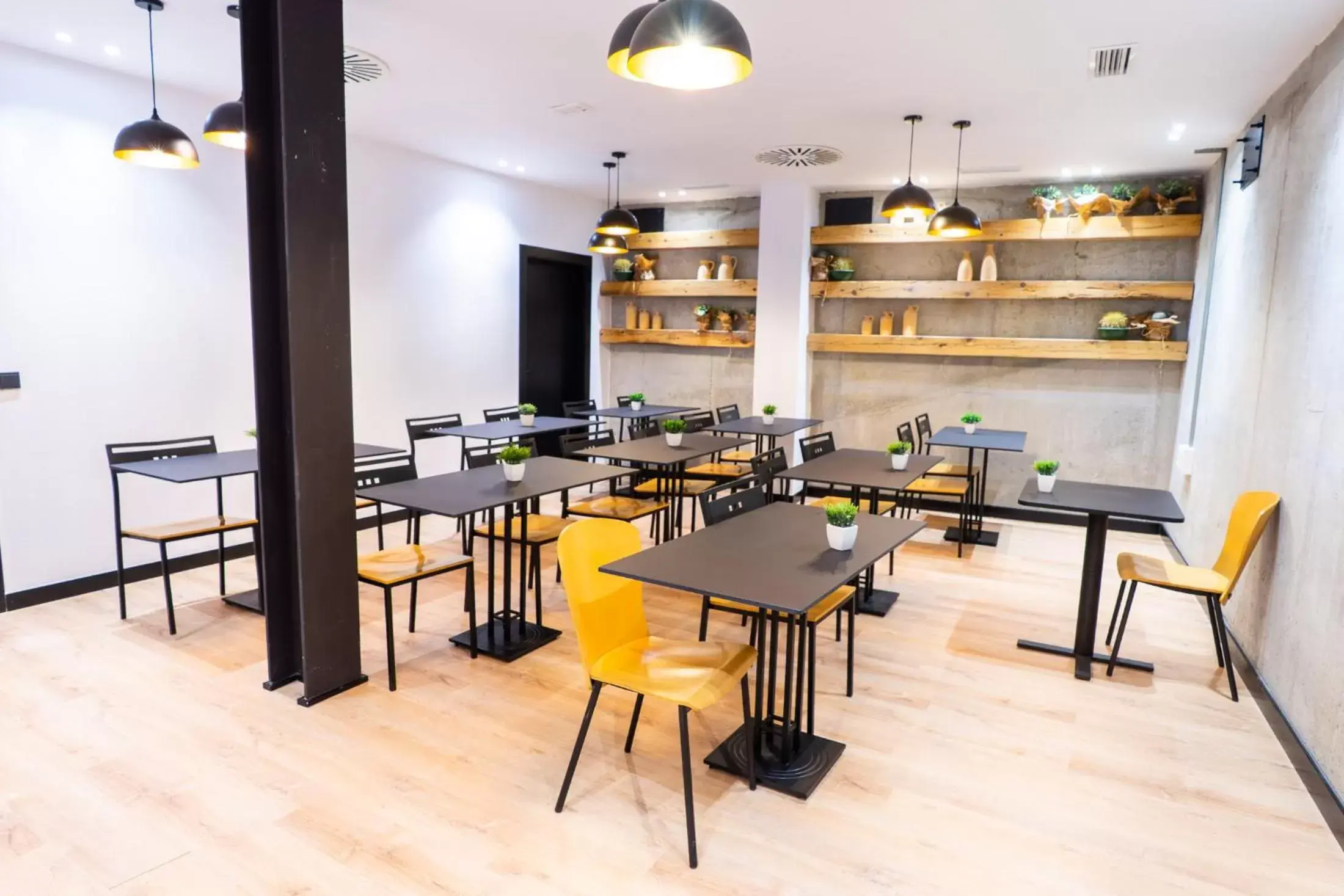 Meeting/conference room, Restaurant/Places to Eat in Hotel Boutique Puerta de las Granadas