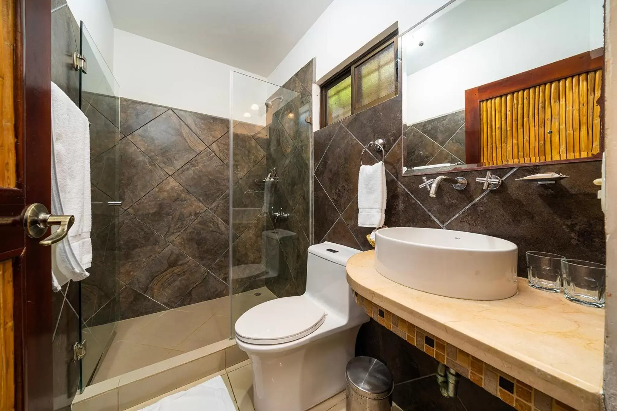 Shower, Bathroom in Hotel Arco Iris