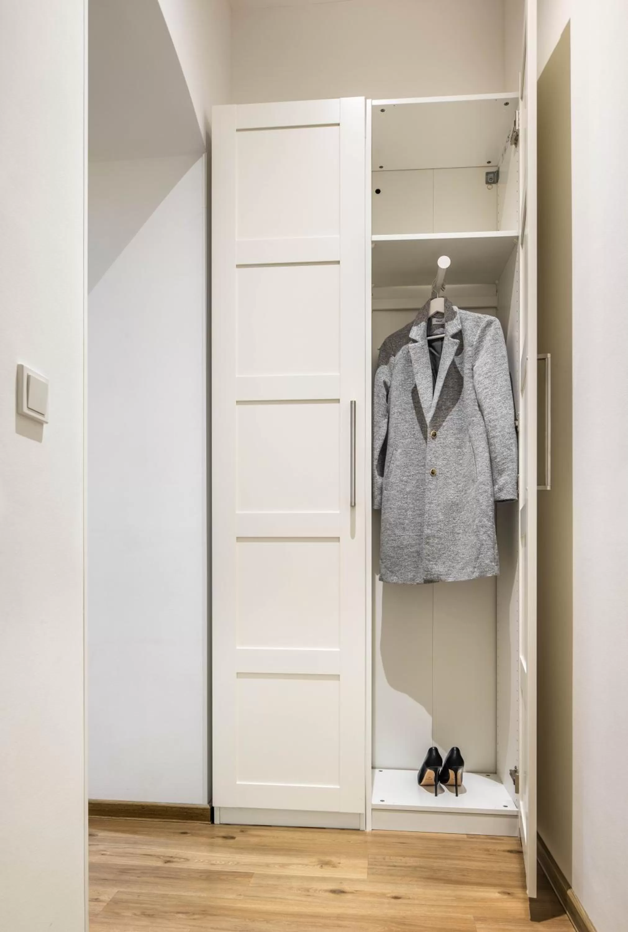 wardrobe in Jimmy's Apartments Emerald