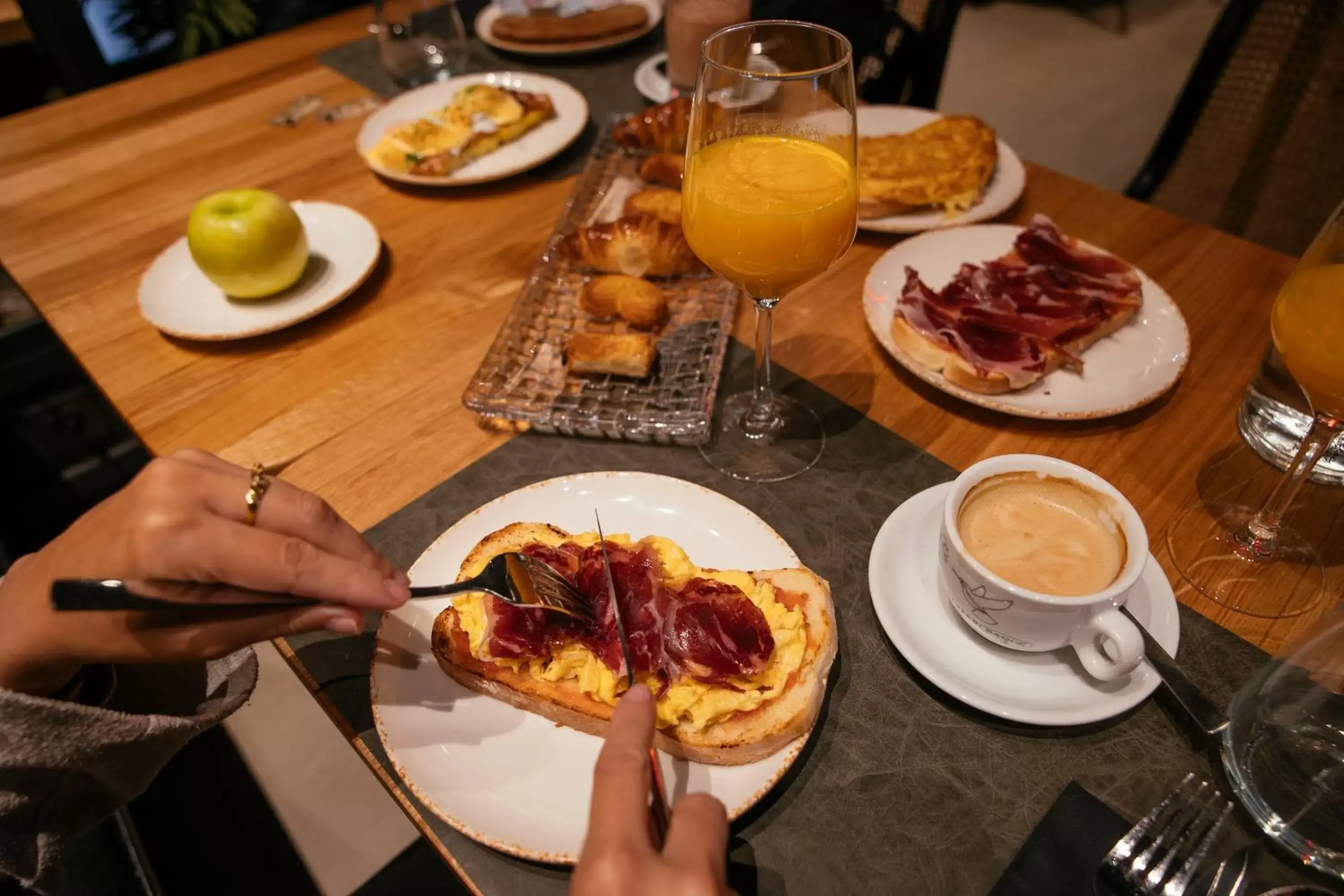 Breakfast, Lunch and Dinner in Bilder Boutique Hotel