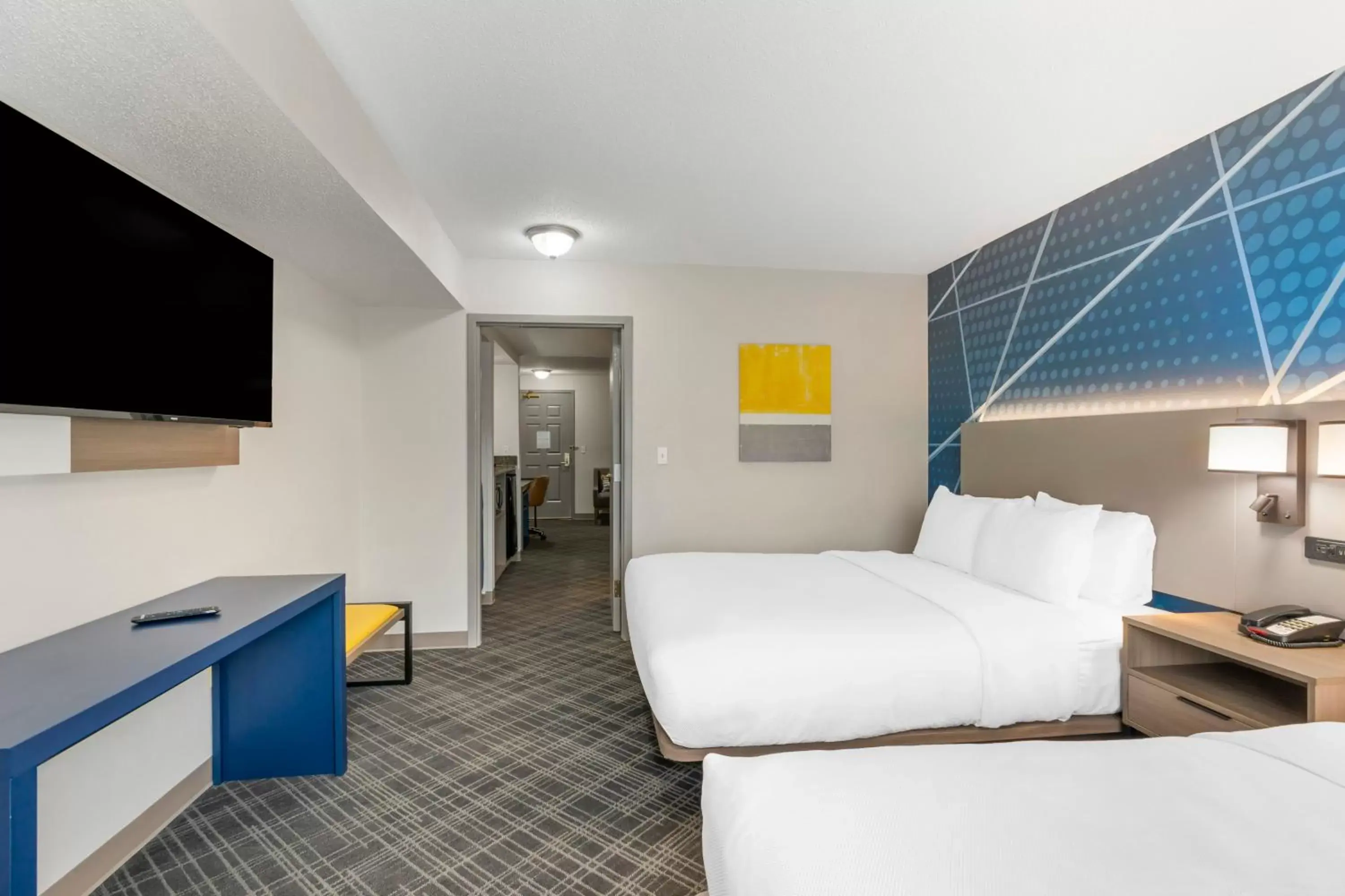 Bedroom, Bed in Comfort Inn & Suites Hampton near Coliseum