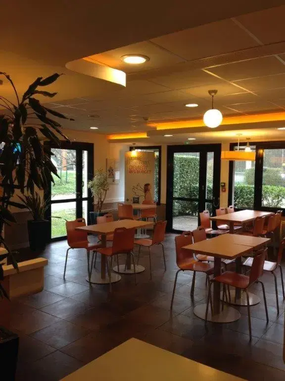 Day, Restaurant/Places to Eat in Ibis Budget Rambouillet
