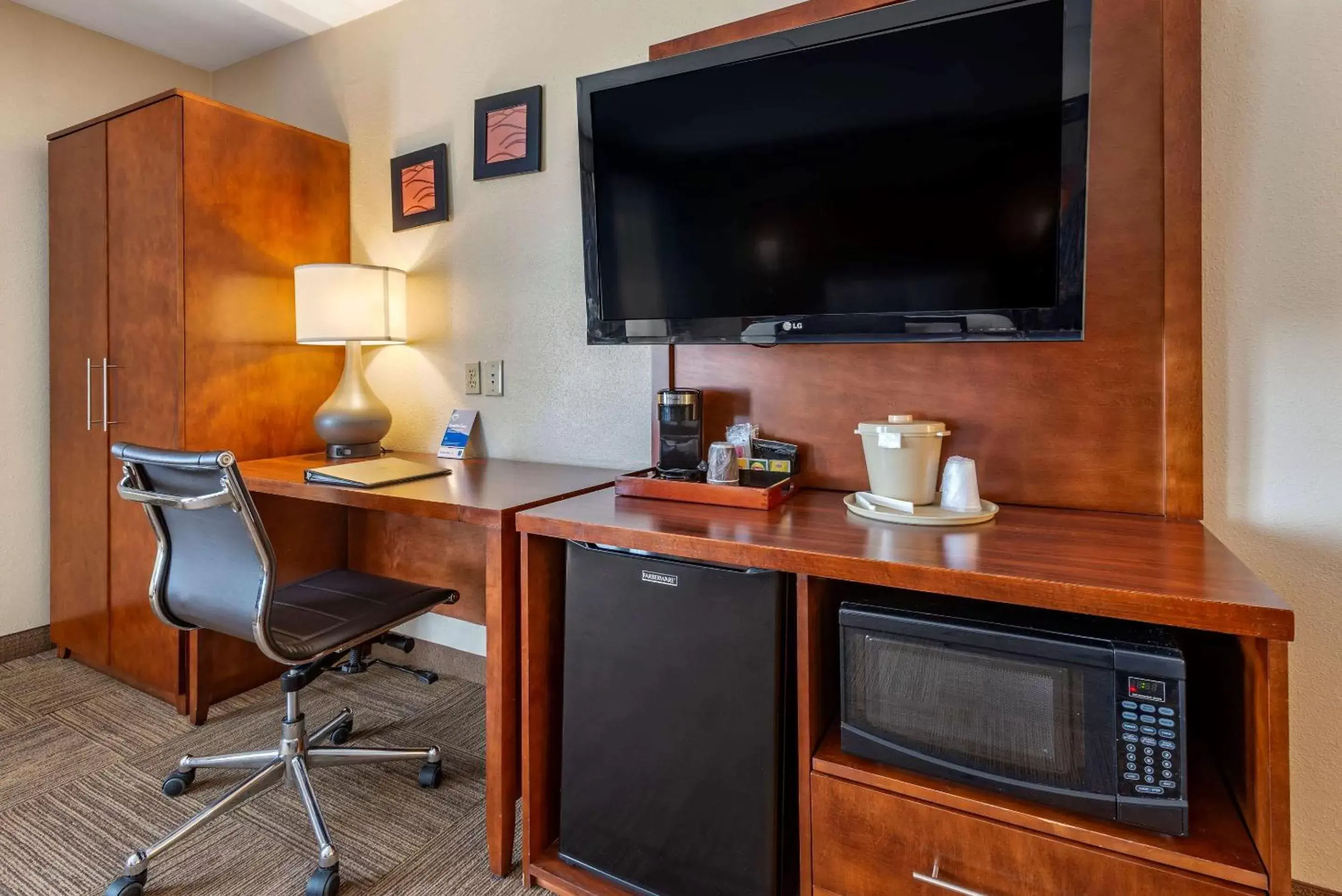 Photo of the whole room, TV/Entertainment Center in Comfort Inn Edgewater on Hudson River