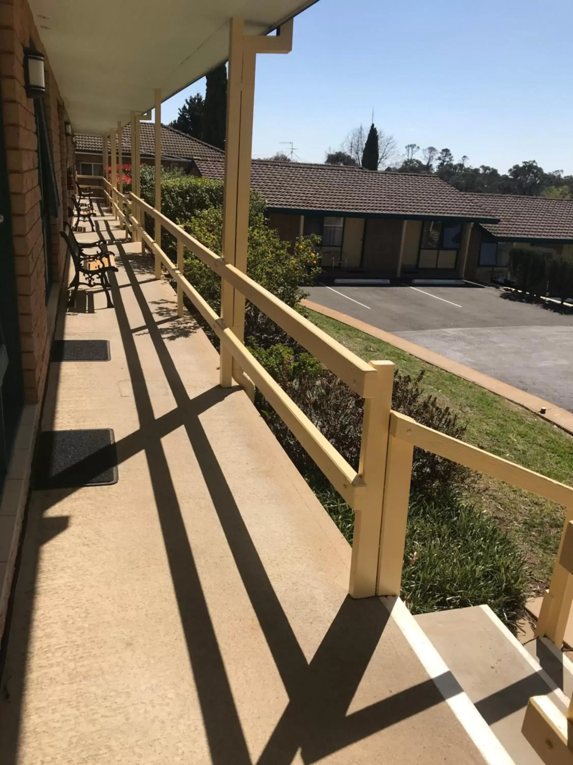 Quiet street view in Hideaway Motor Inn