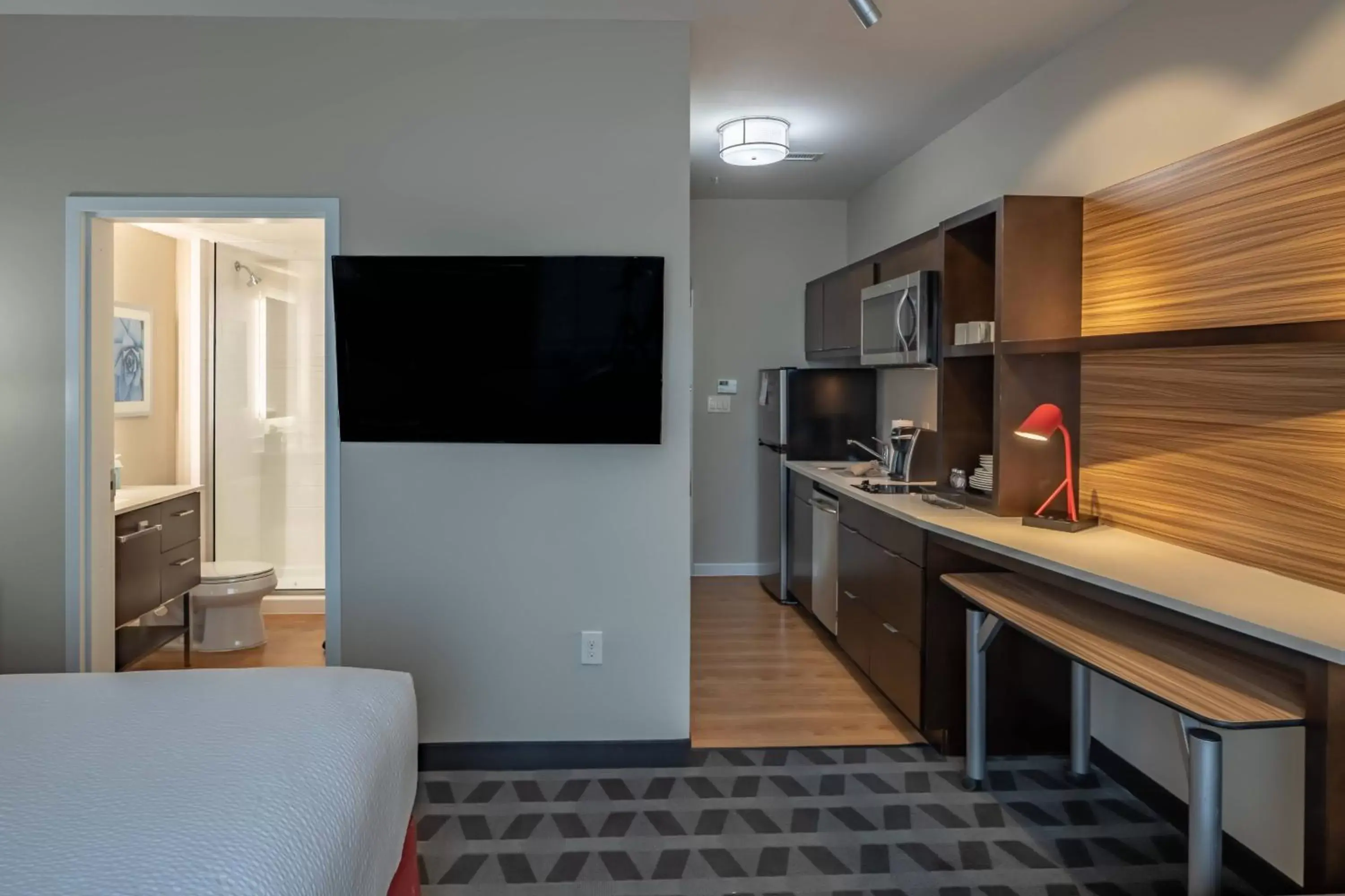 Kitchen or kitchenette, TV/Entertainment Center in TownePlace Suites by Marriott Dallas Mesquite