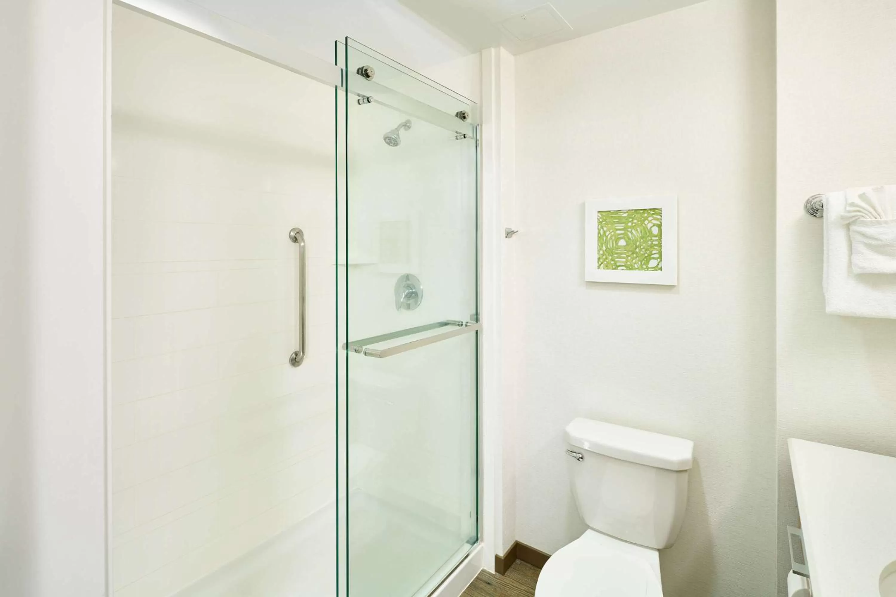 Shower in Hampton Inn & Suites Oahu Kapolei - FREE Parking - No Resort Fee