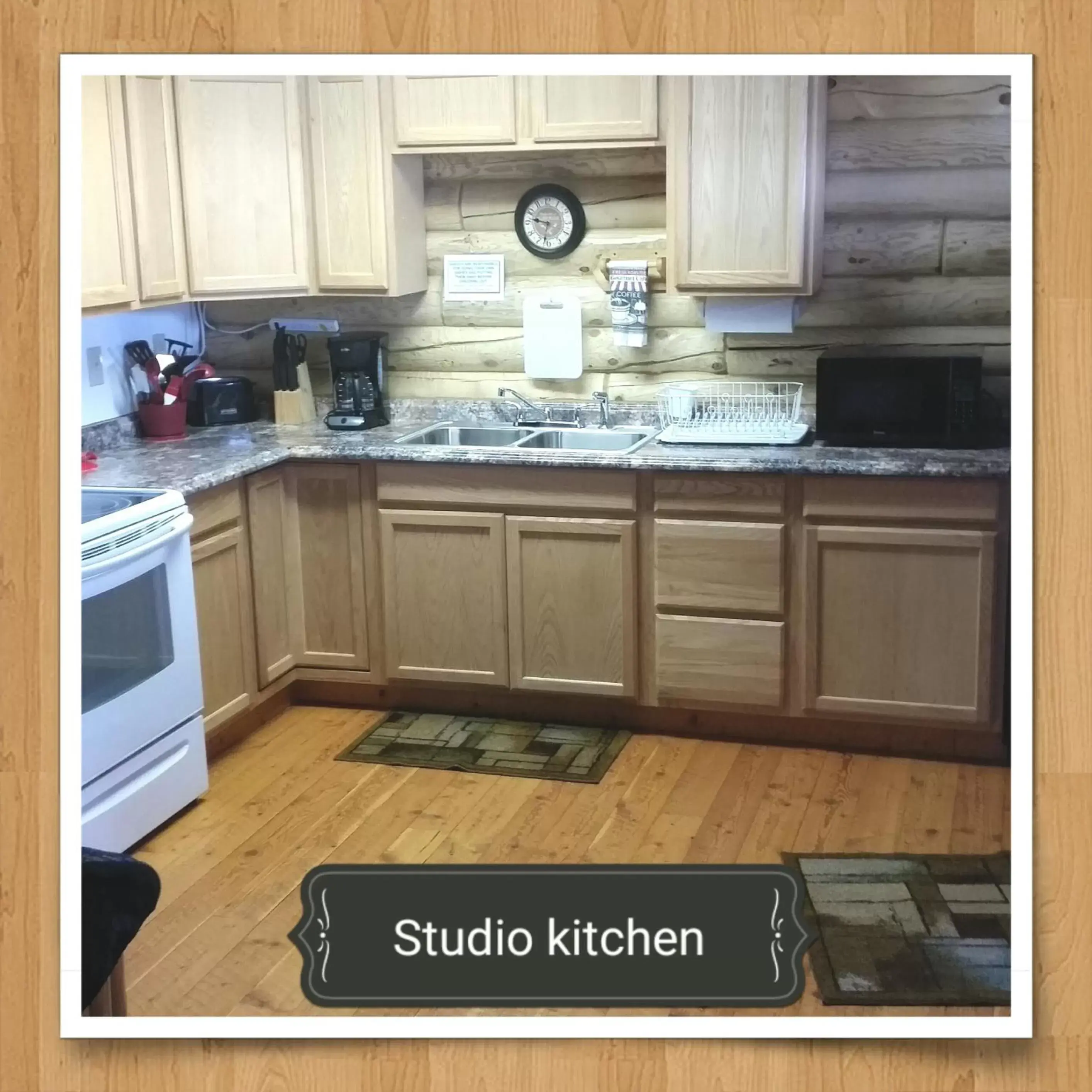 Kitchen or kitchenette, Kitchen/Kitchenette in Wolf Den Log Cabin Motel and RV Park