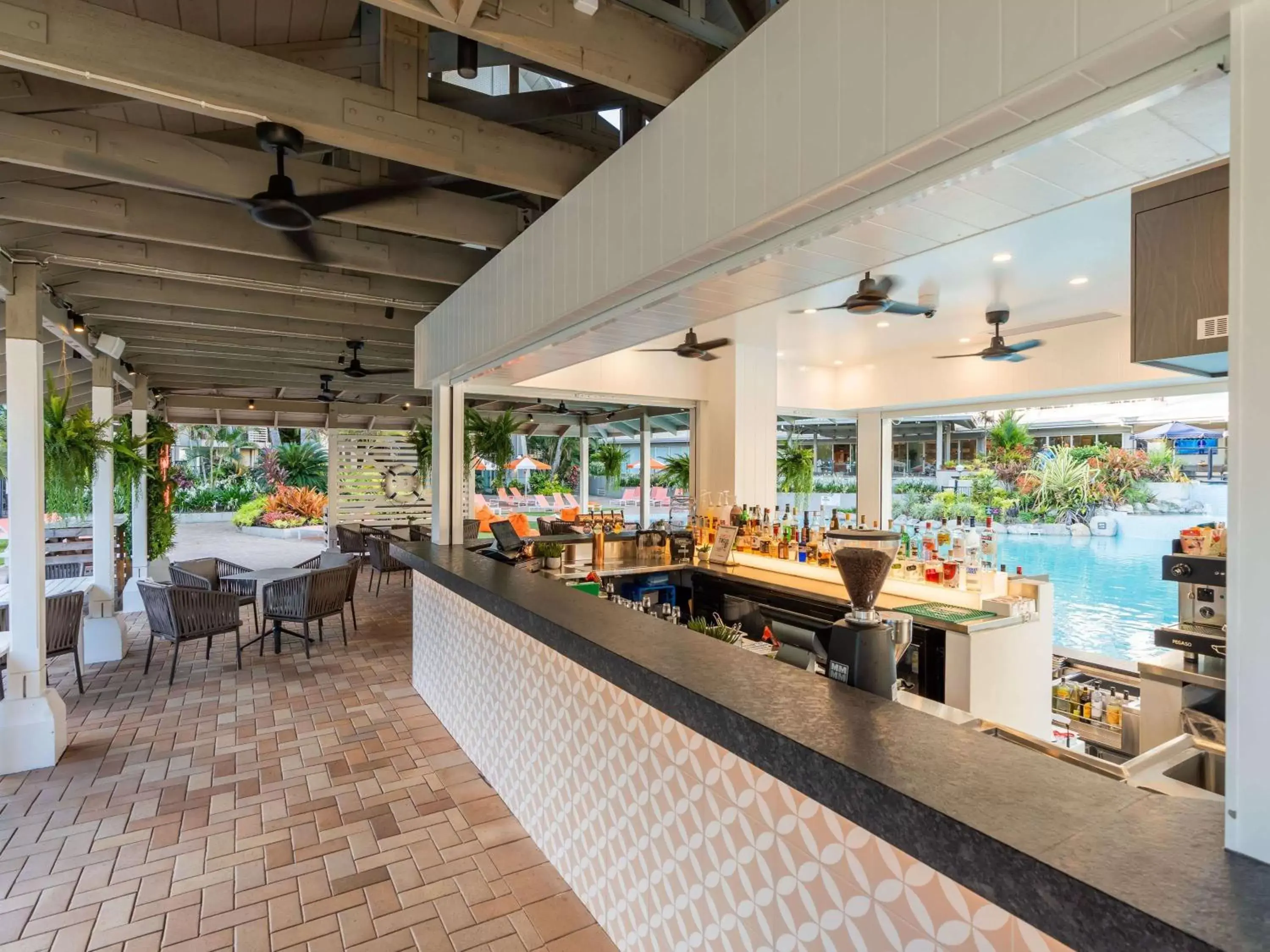 Lounge or bar, Restaurant/Places to Eat in Novotel Cairns Oasis Resort