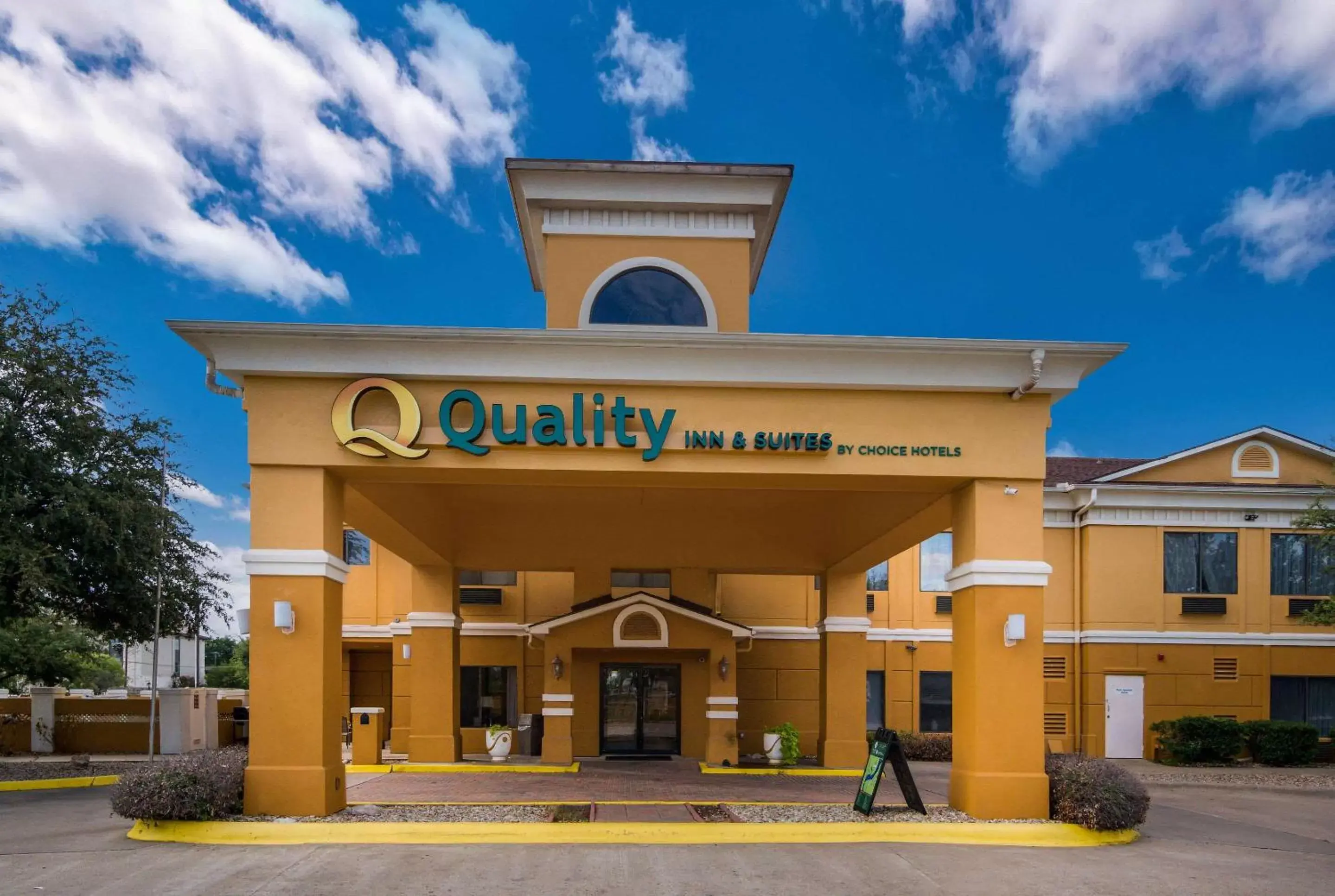 Property building in Quality Inn & Suites Granbury