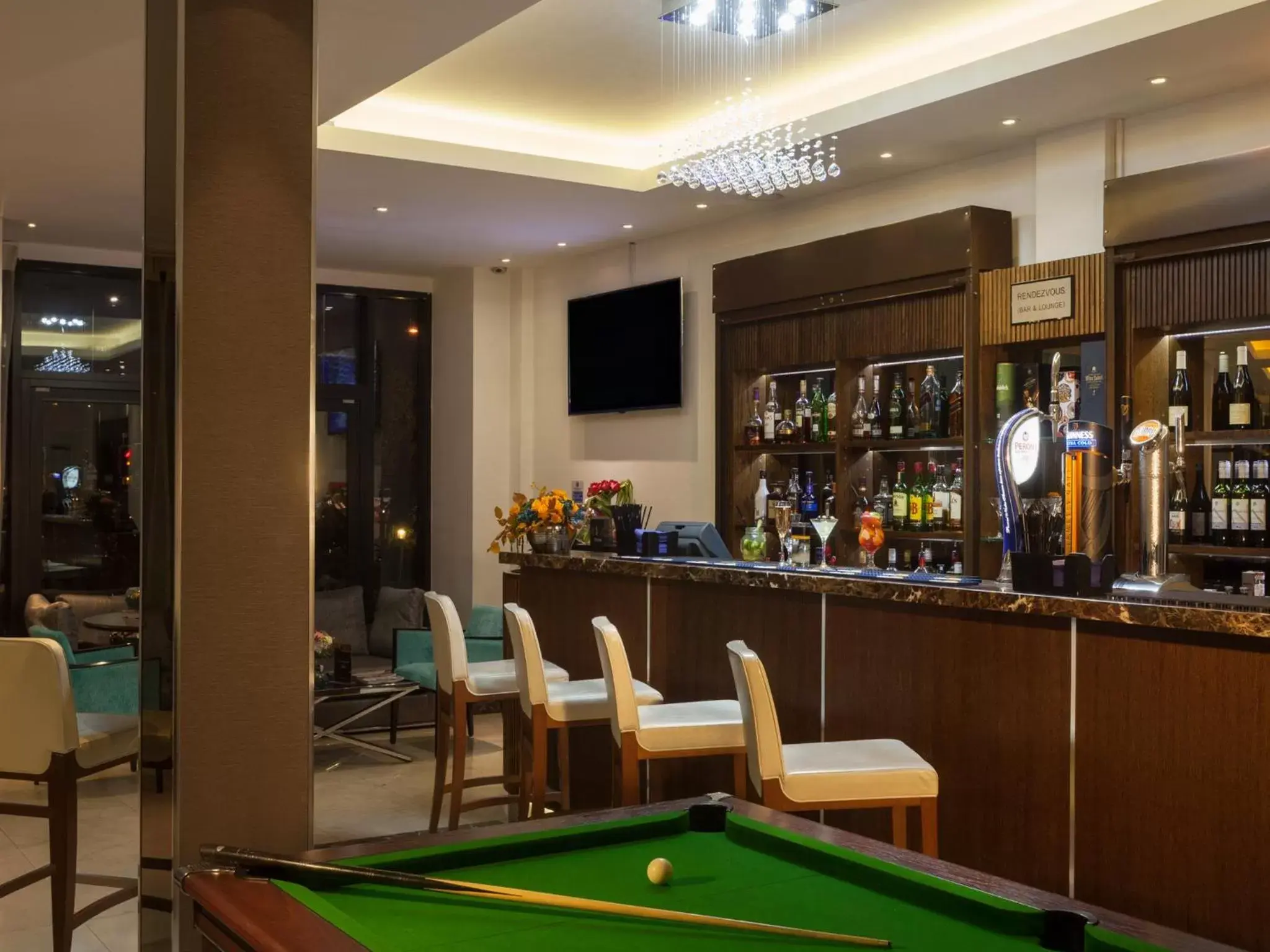 Lounge or bar, Billiards in Park Grand London Heathrow
