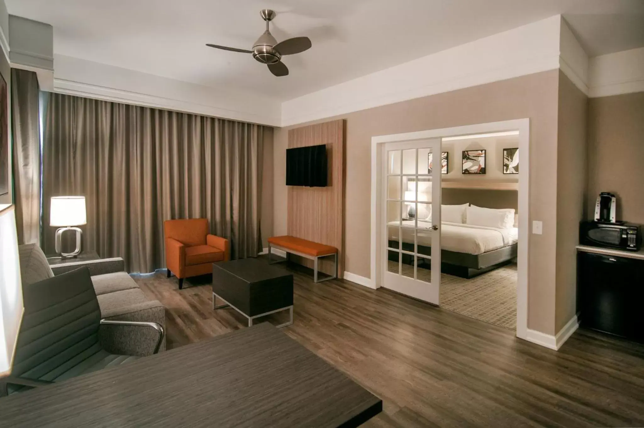 Bedroom, Seating Area in Holiday Inn Baton Rouge College Drive I-10, an IHG Hotel