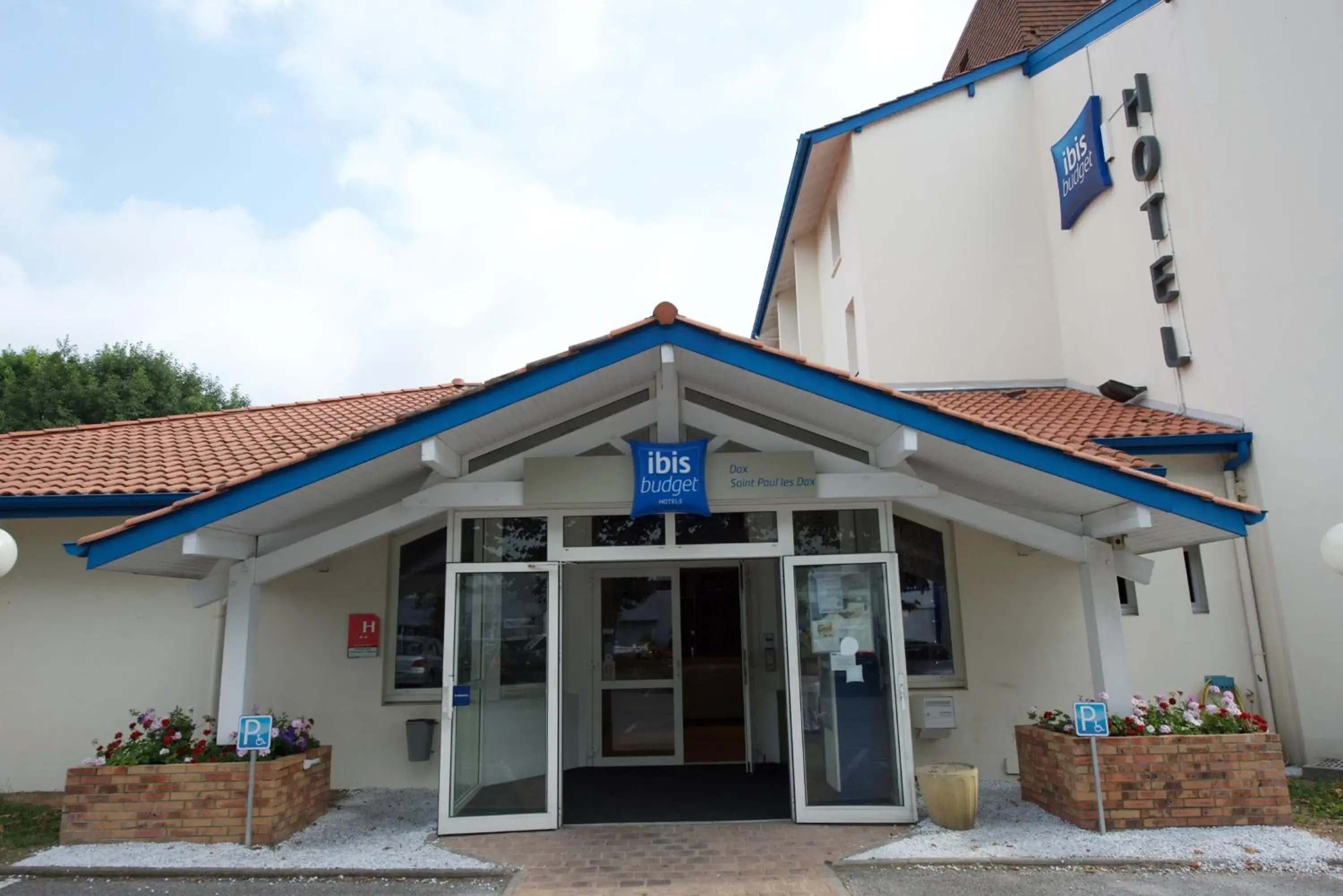 Facade/entrance, Property Building in ibis budget Saint Paul Les Dax