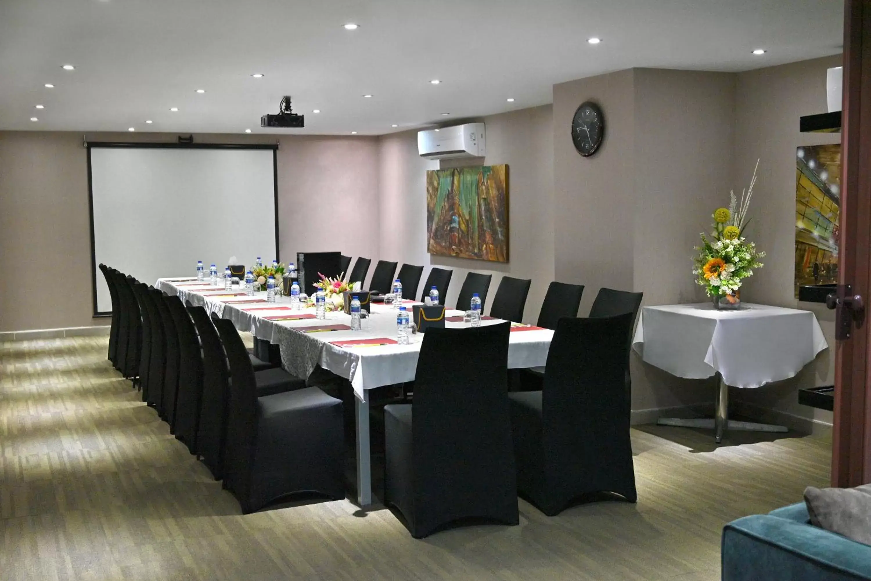Meeting/conference room in Q Suites Jeddah by EWA - Managed by HMH