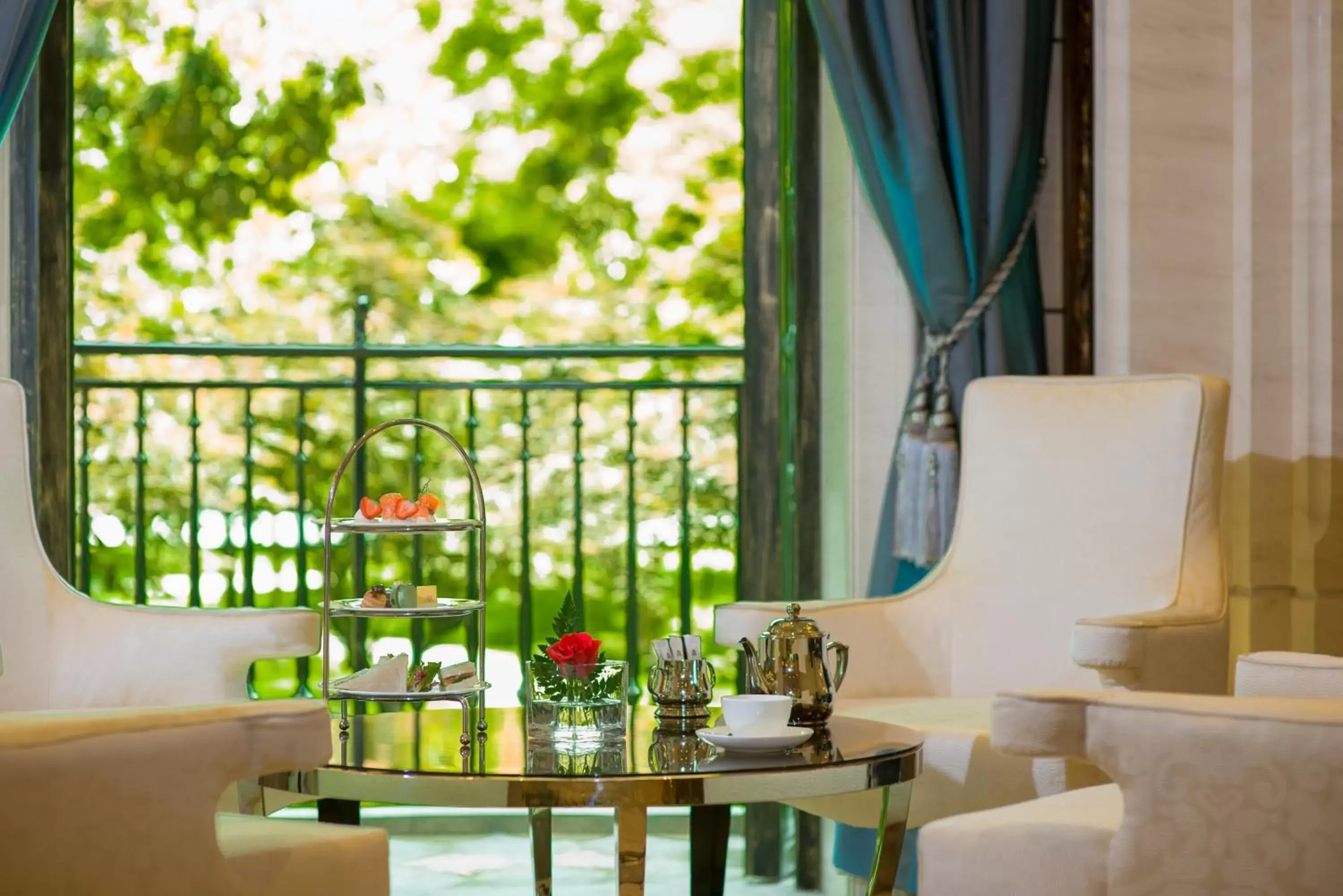 Lounge or bar in Sofitel Legend People's Grand Hotel Xi'an Lounge or bar in Sofitel Legend People's Grand Hotel Xi'an