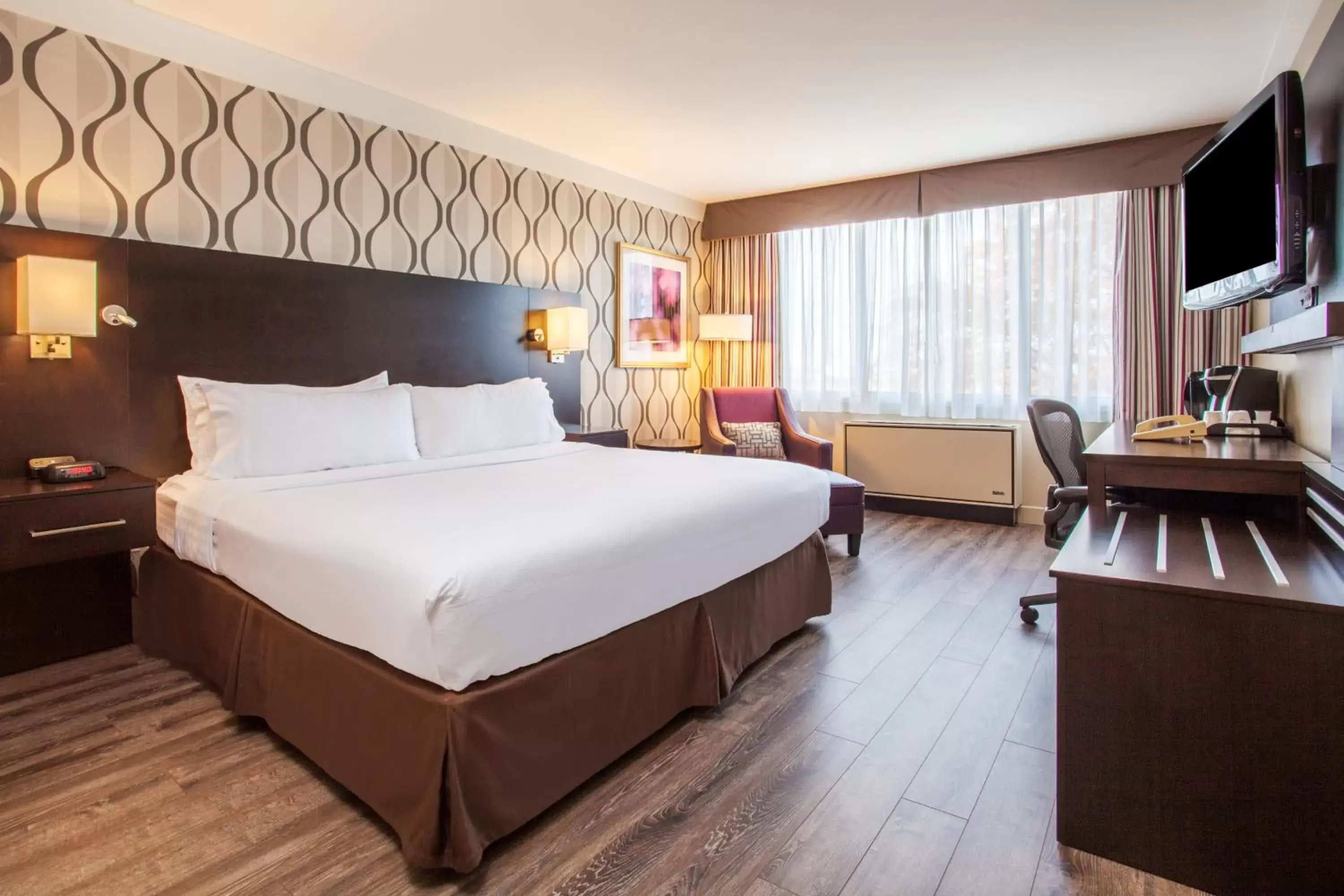 Bedroom, Bed in Holiday Inn Toronto International Airport, an IHG Hotel