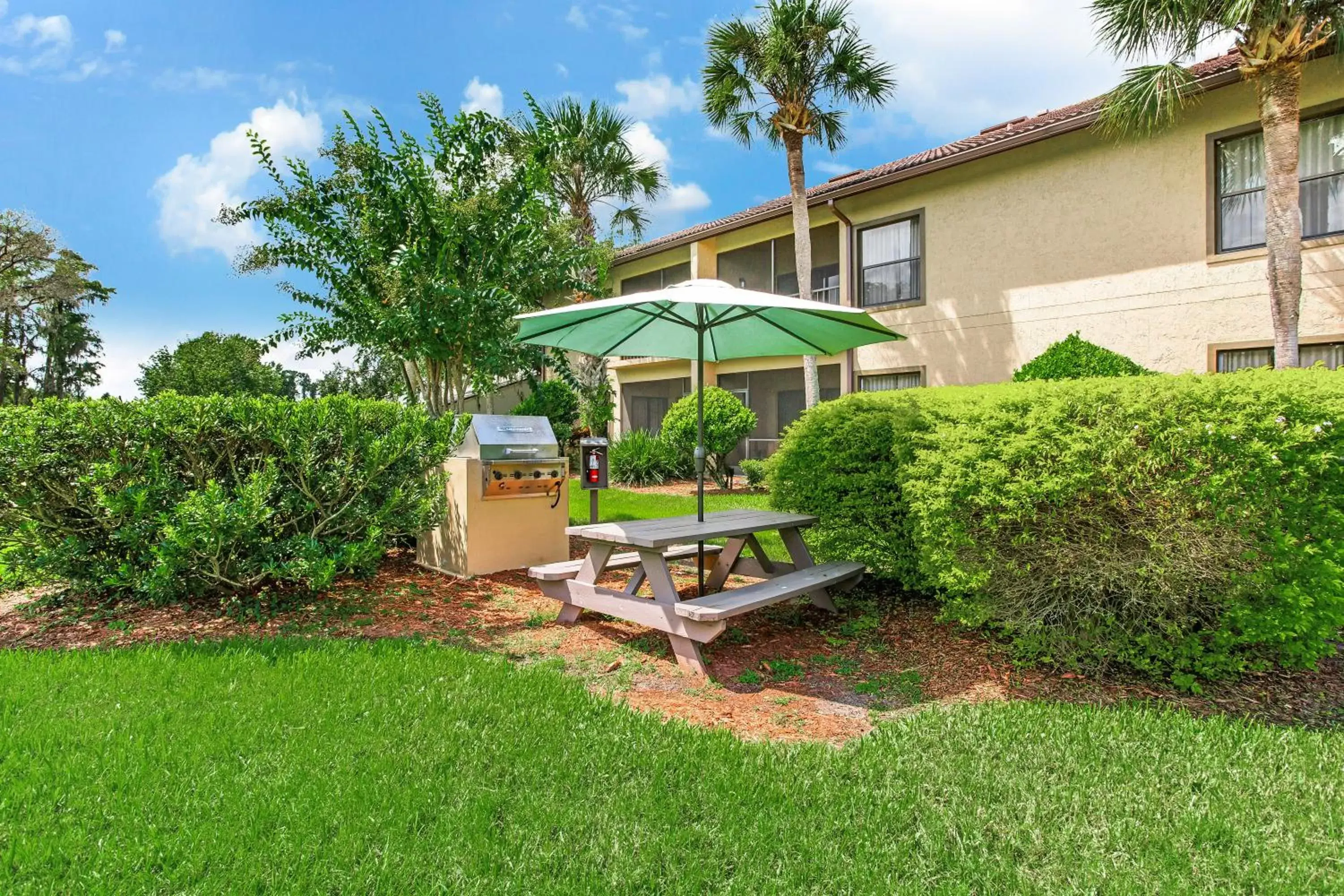 BBQ facilities, Garden in Alhambra Villas