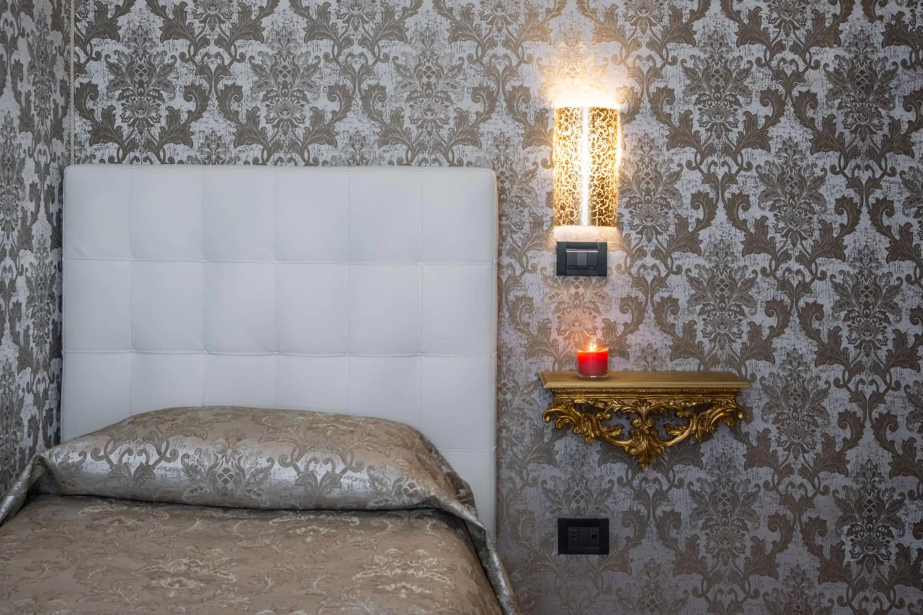 Decorative detail, Bed in Hotel Apostoli Garden