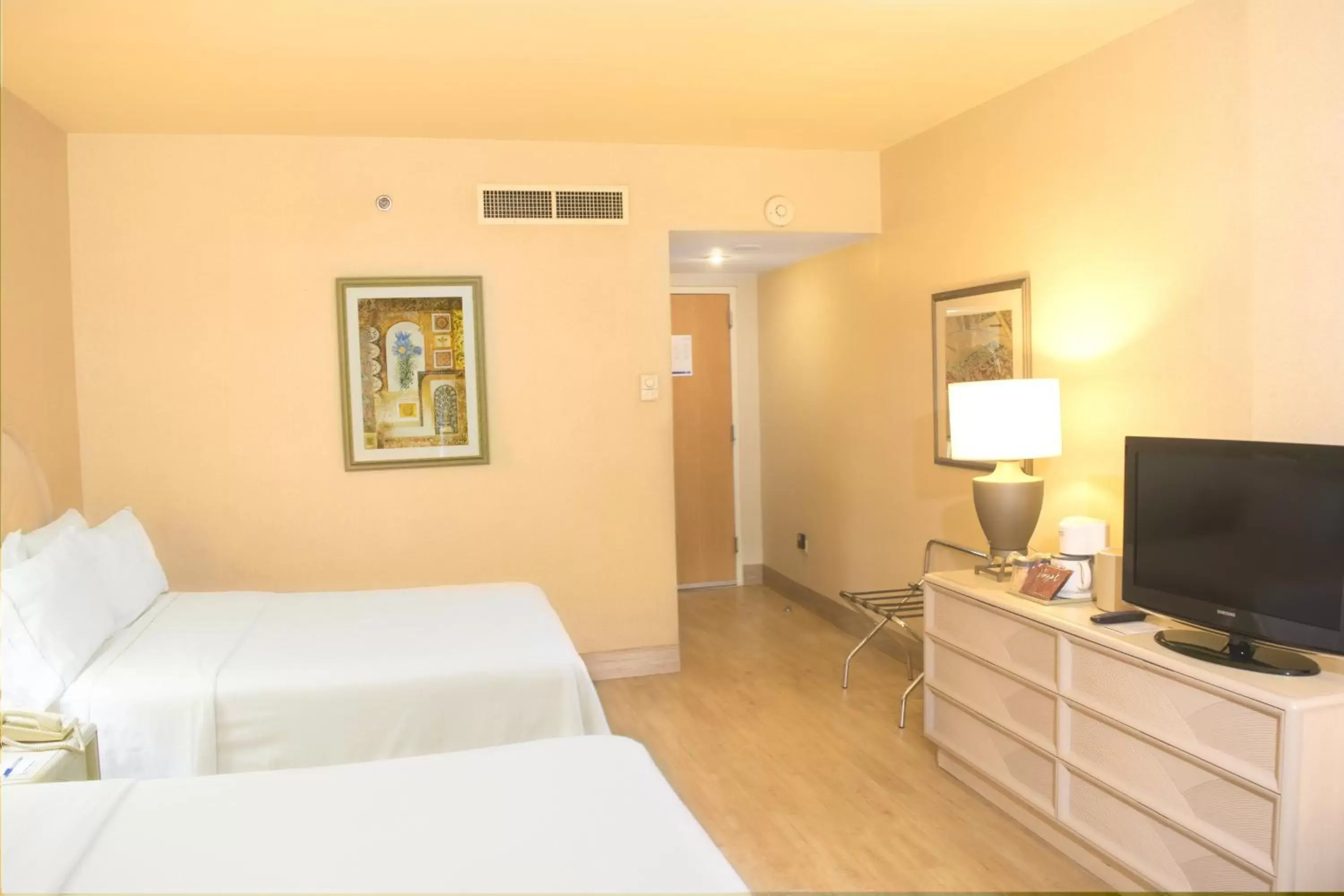 Photo of the whole room, Bed in Holiday Inn Express Monterrey Galerias-San Jeronimo, an IHG Hotel