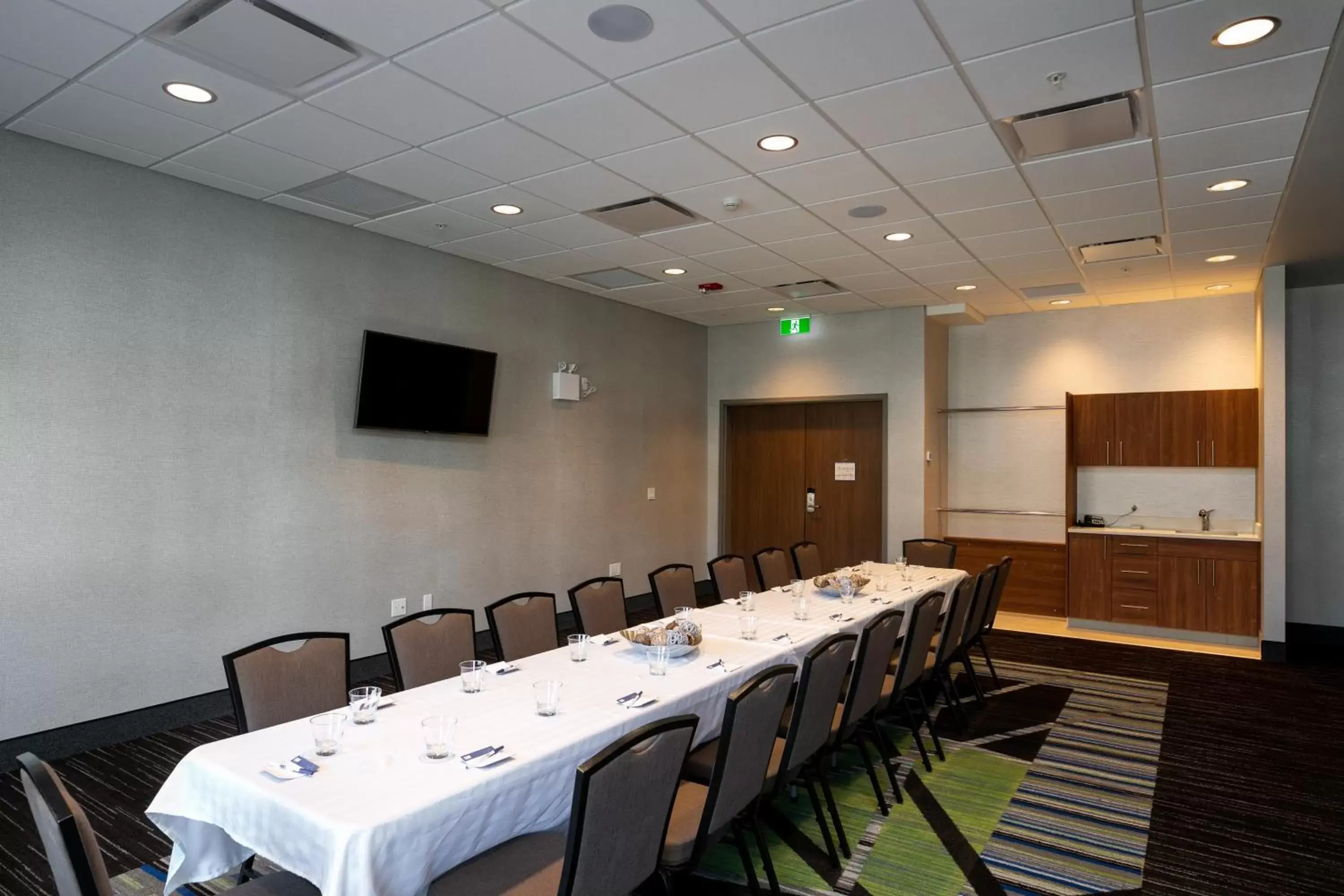 Meeting/conference room in Holiday Inn Express - Lethbridge Southeast, an IHG Hotel