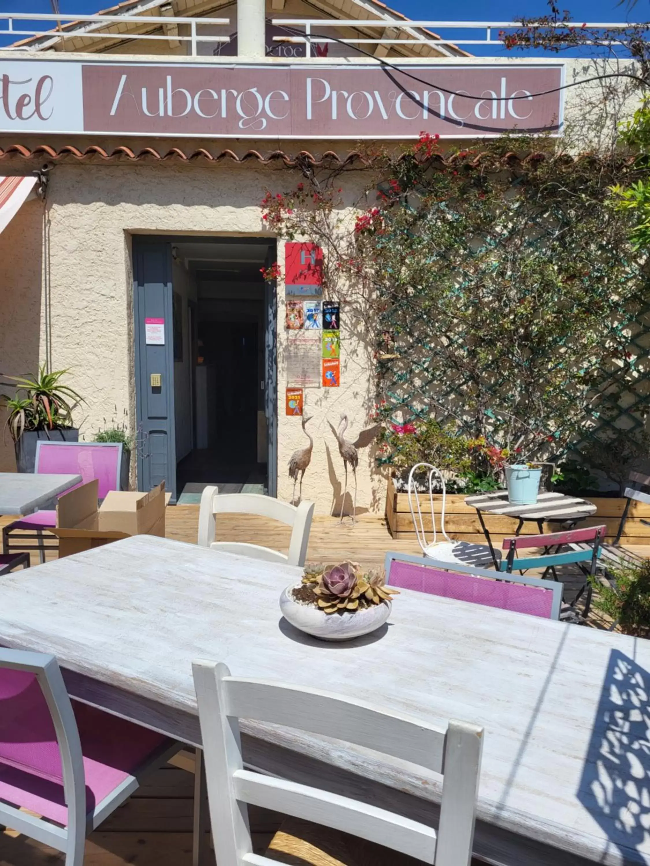 Patio in Hôtel Auberge Provençale