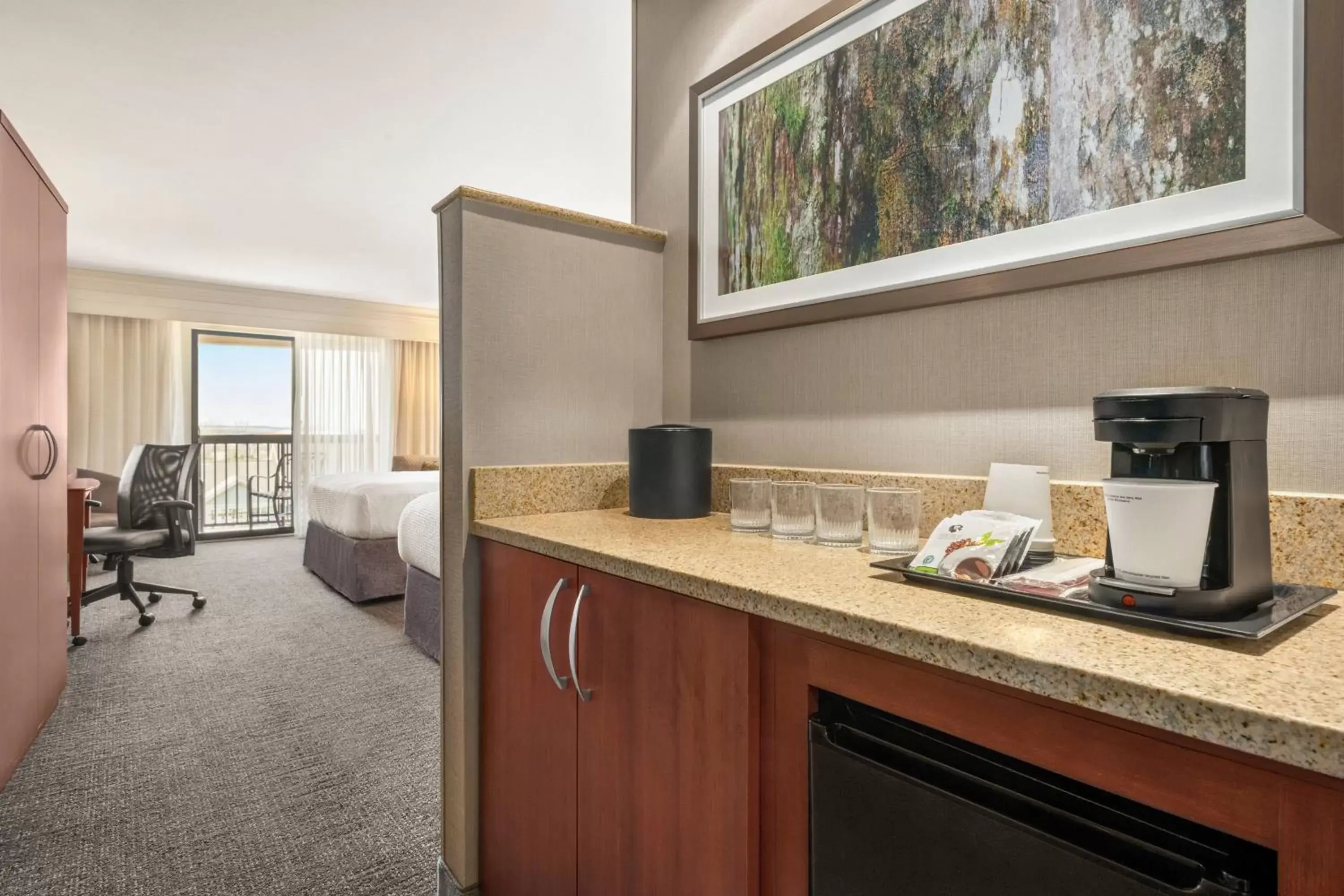 Photo of the whole room, Kitchen/Kitchenette in Courtyard by Marriott Madison West / Middleton