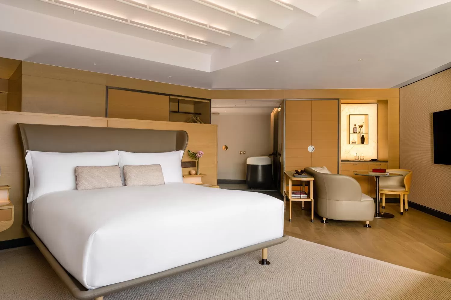 Bedroom, Bed in Regent Hong Kong