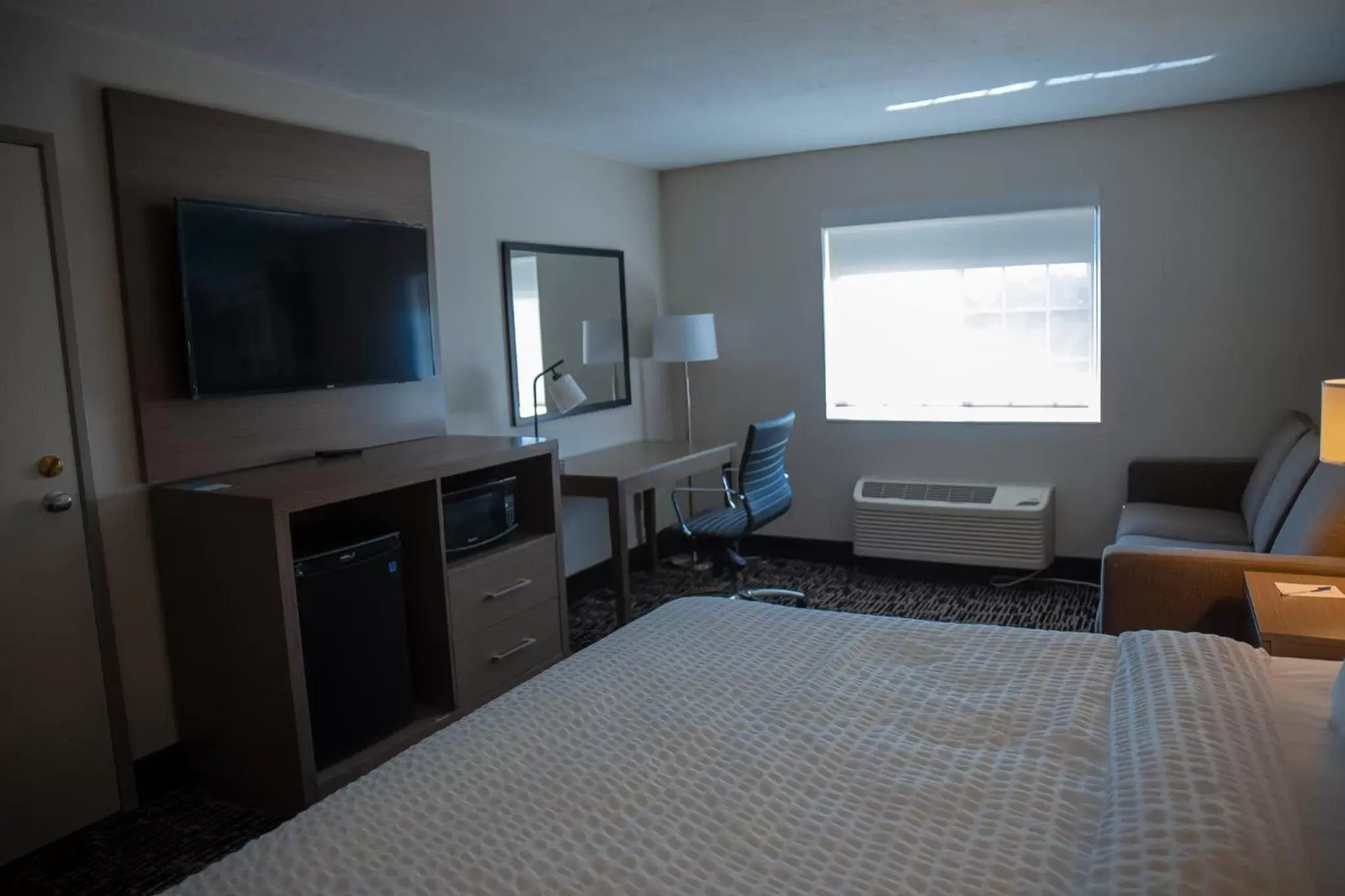 Seating area, TV/Entertainment Center in Clarion Pointe Indianapolis Airport