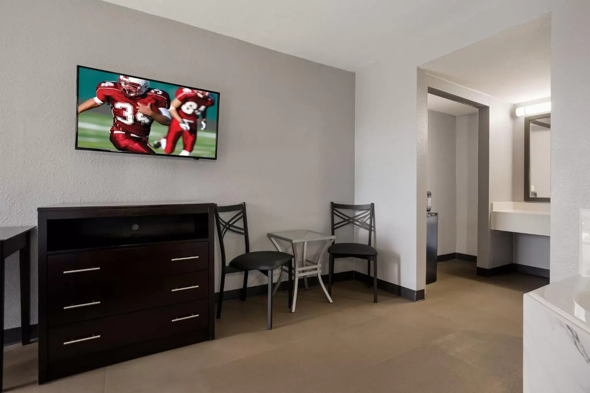 Photo of the whole room, TV/Entertainment Center in Red Roof Inn Alexandria, LA