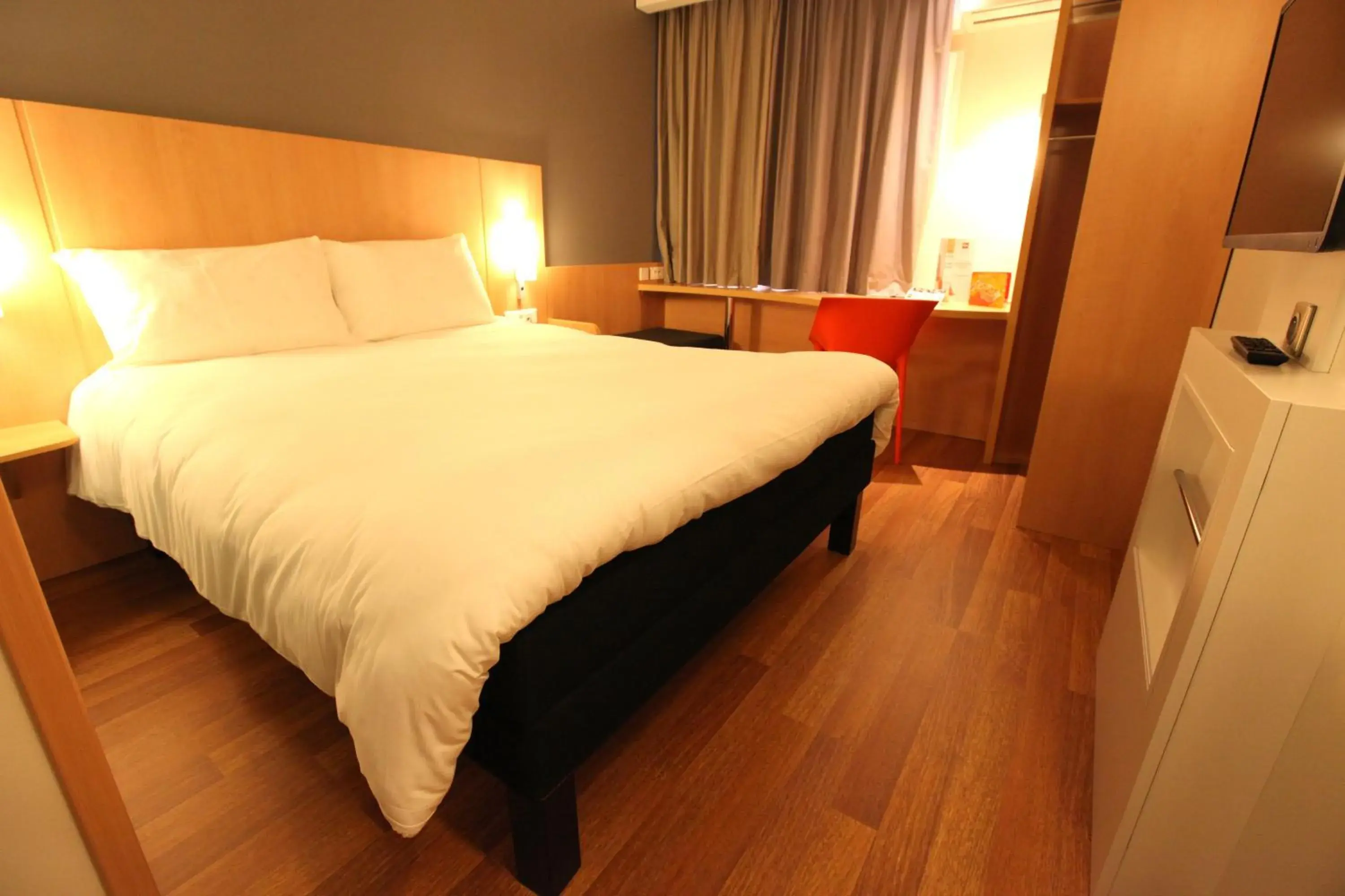 Photo of the whole room, Bed in ibis Aurillac