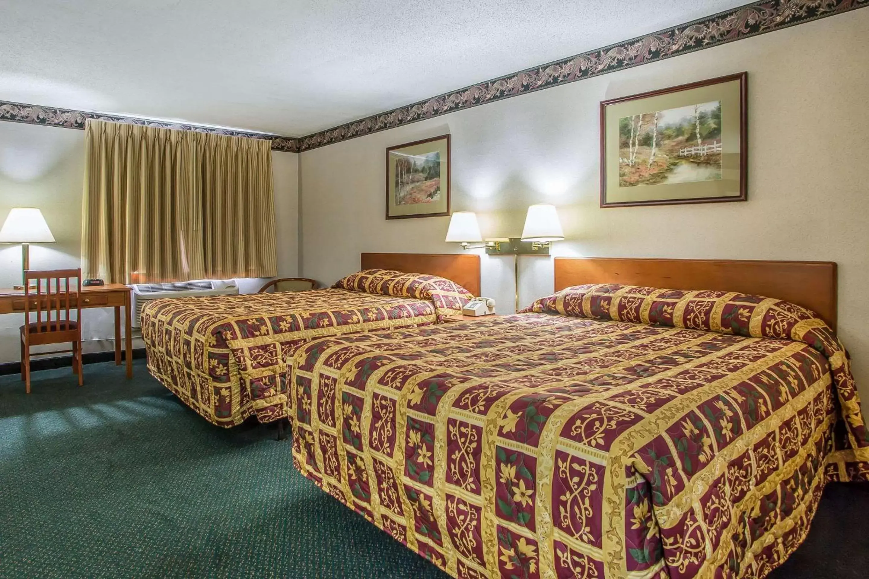 Photo of the whole room, Bed in Rodeway Inn Bedford