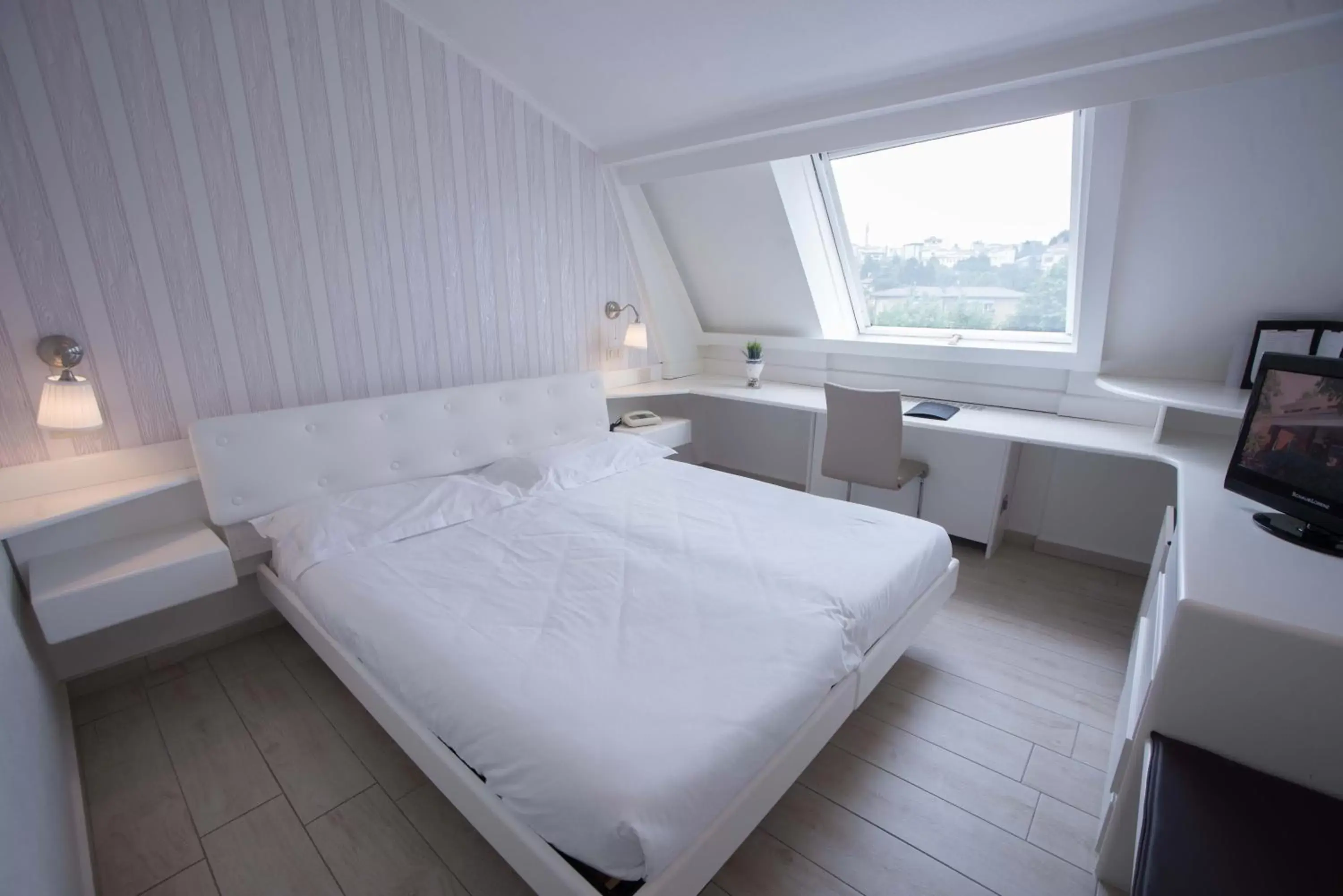 Bedroom, Bed in Axolute Comfort Hotel Como - Cantù