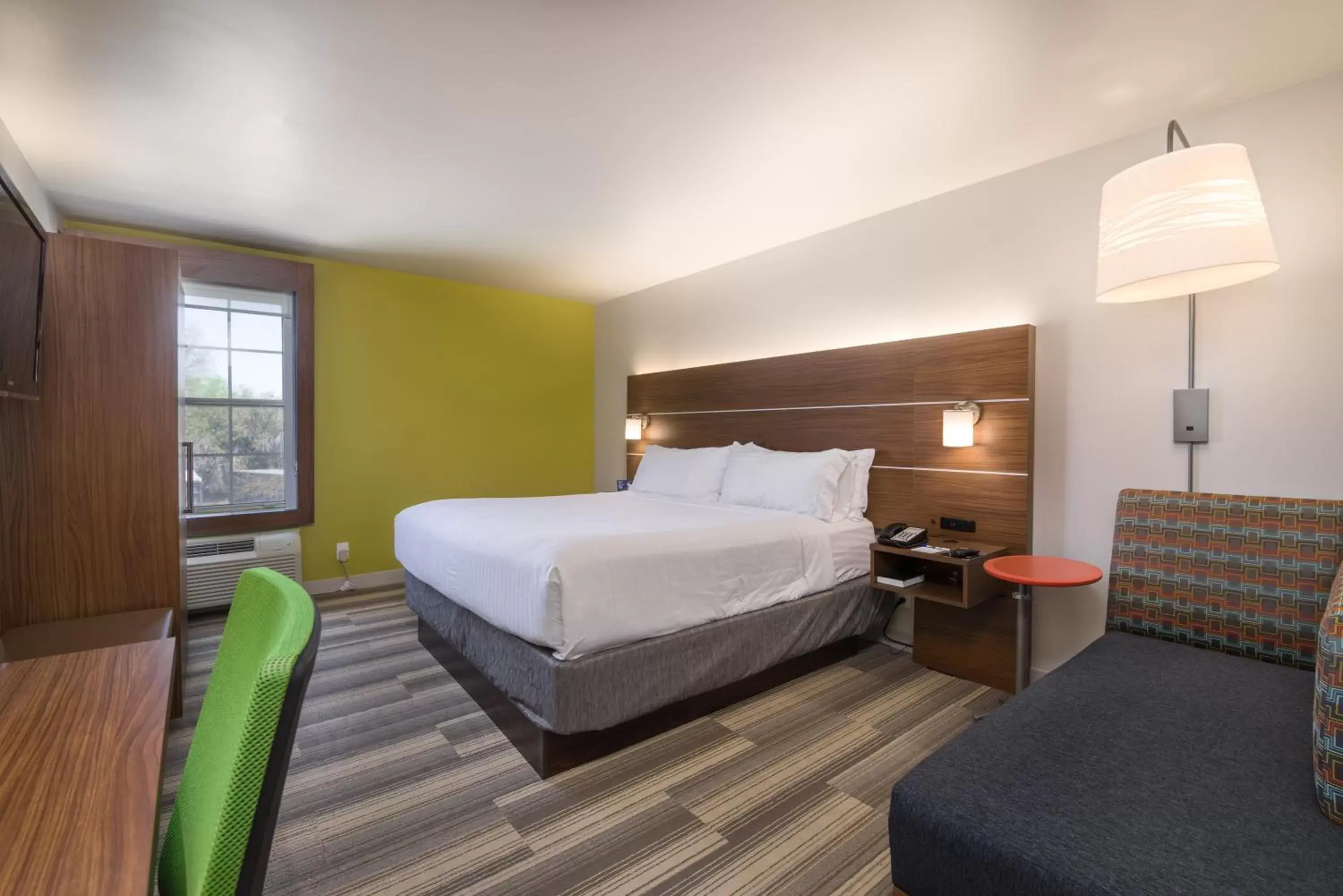 Bed in Holiday Inn Express Phoenix-Airport/University Drive, an IHG Hotel