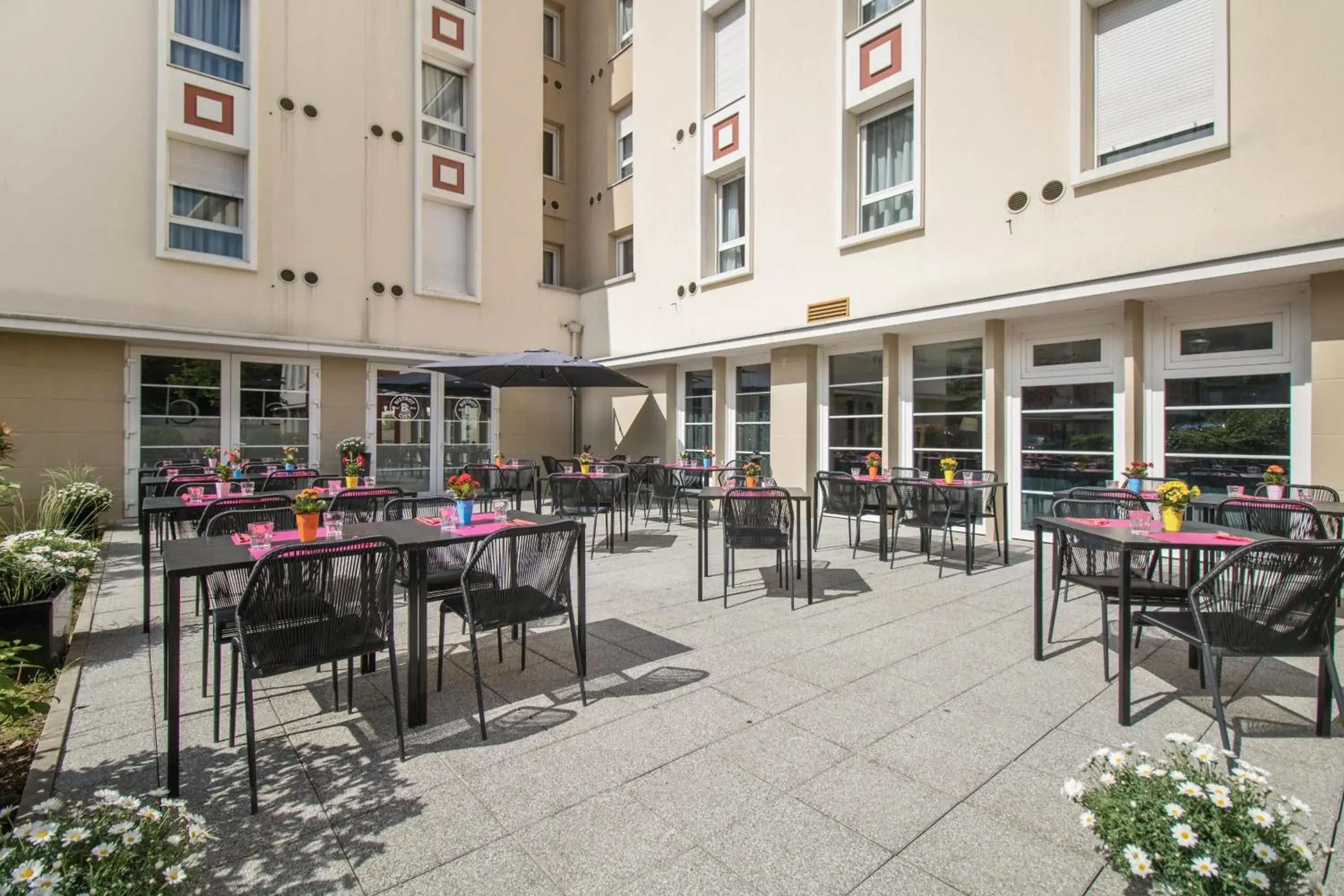 Patio, Restaurant/Places to Eat in Appart'City Confort Le Bourget - Aeroport