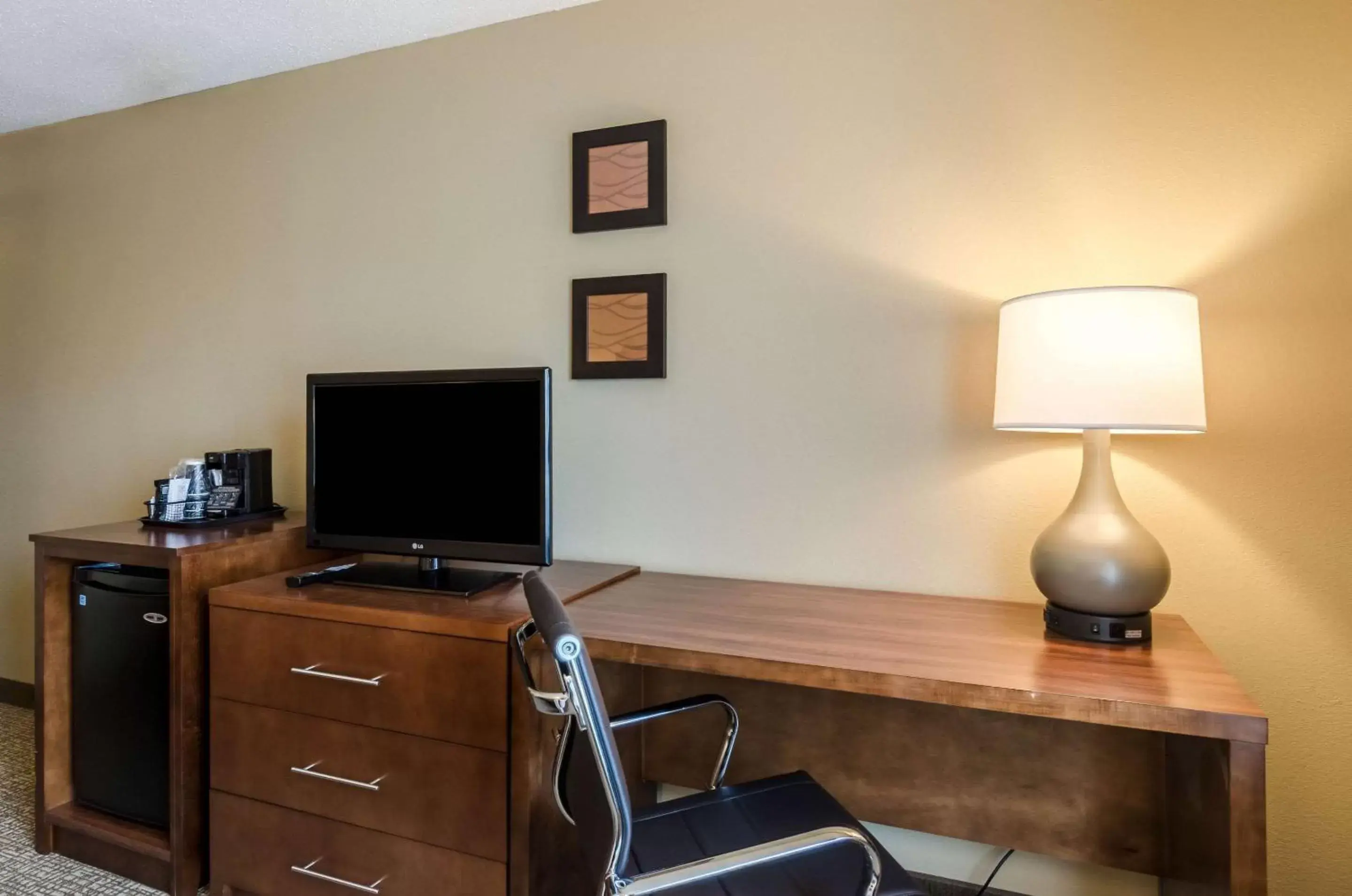 Photo of the whole room, TV/Entertainment Center in Comfort Inn Randolph-Boston