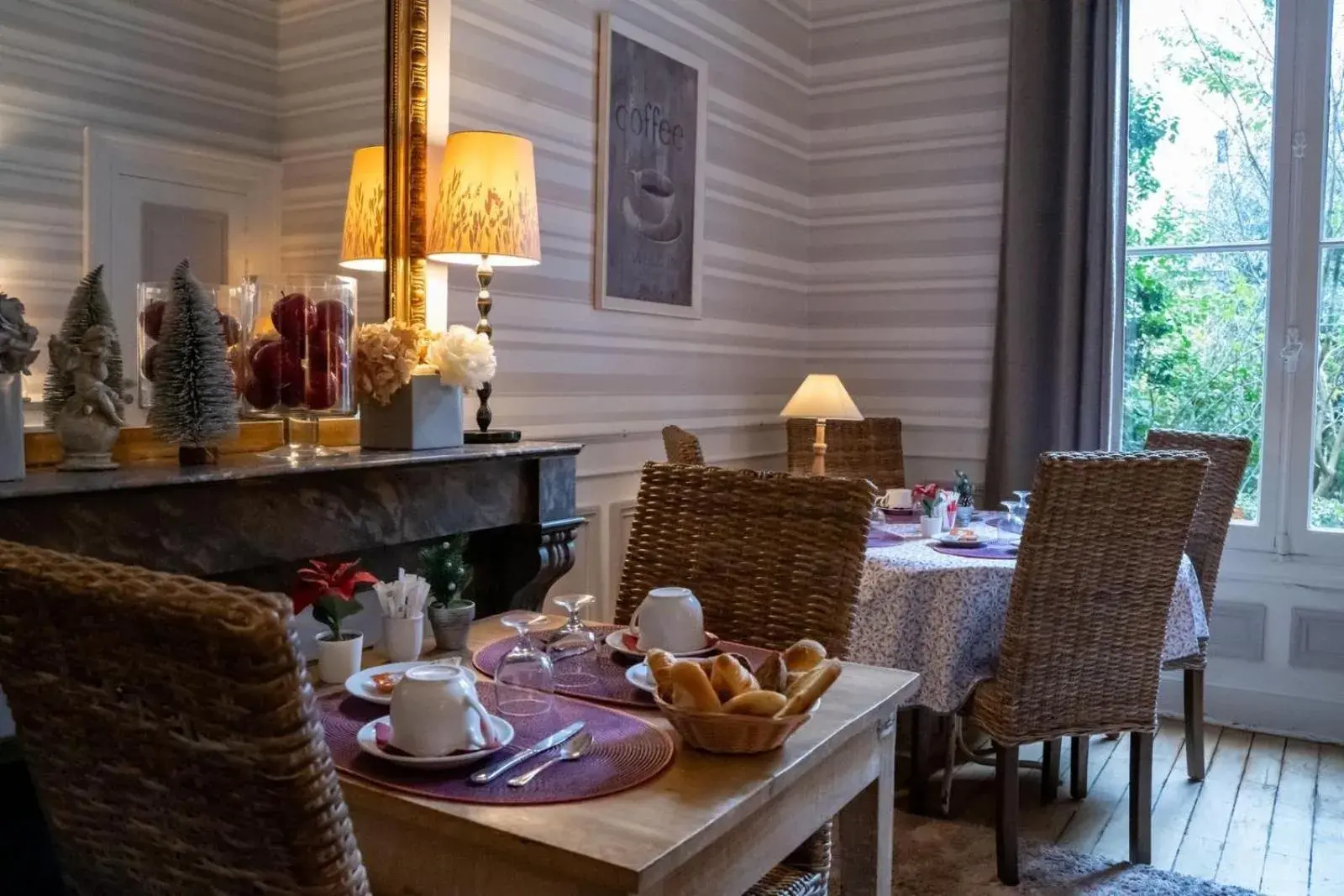 Restaurant/Places to Eat in Hotel Val De Loire