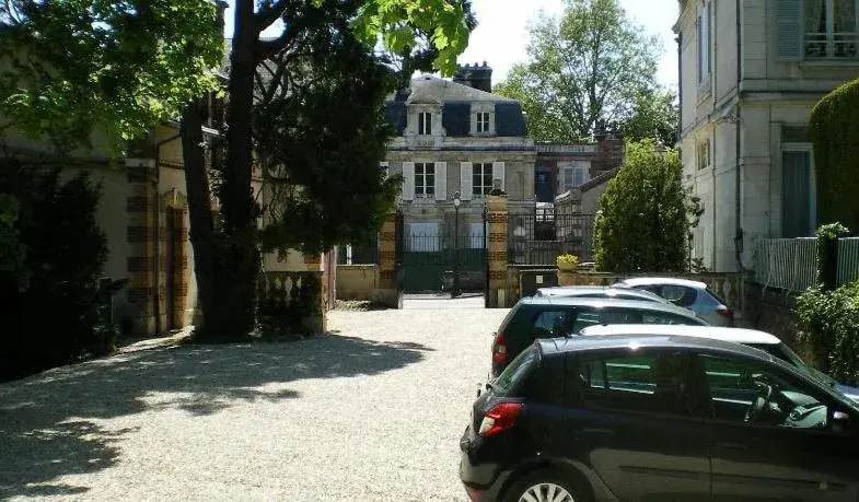 Property Building in Hôtel Les Maréchaux