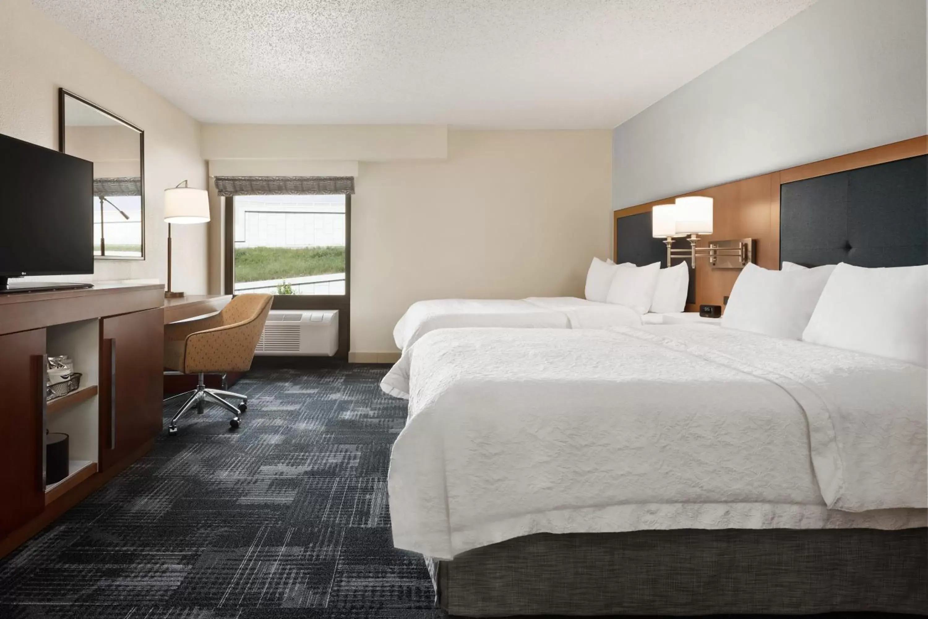 Queen Room with Two Queen Beds Mobility/Hearing Access in Hampton Inn Wausau