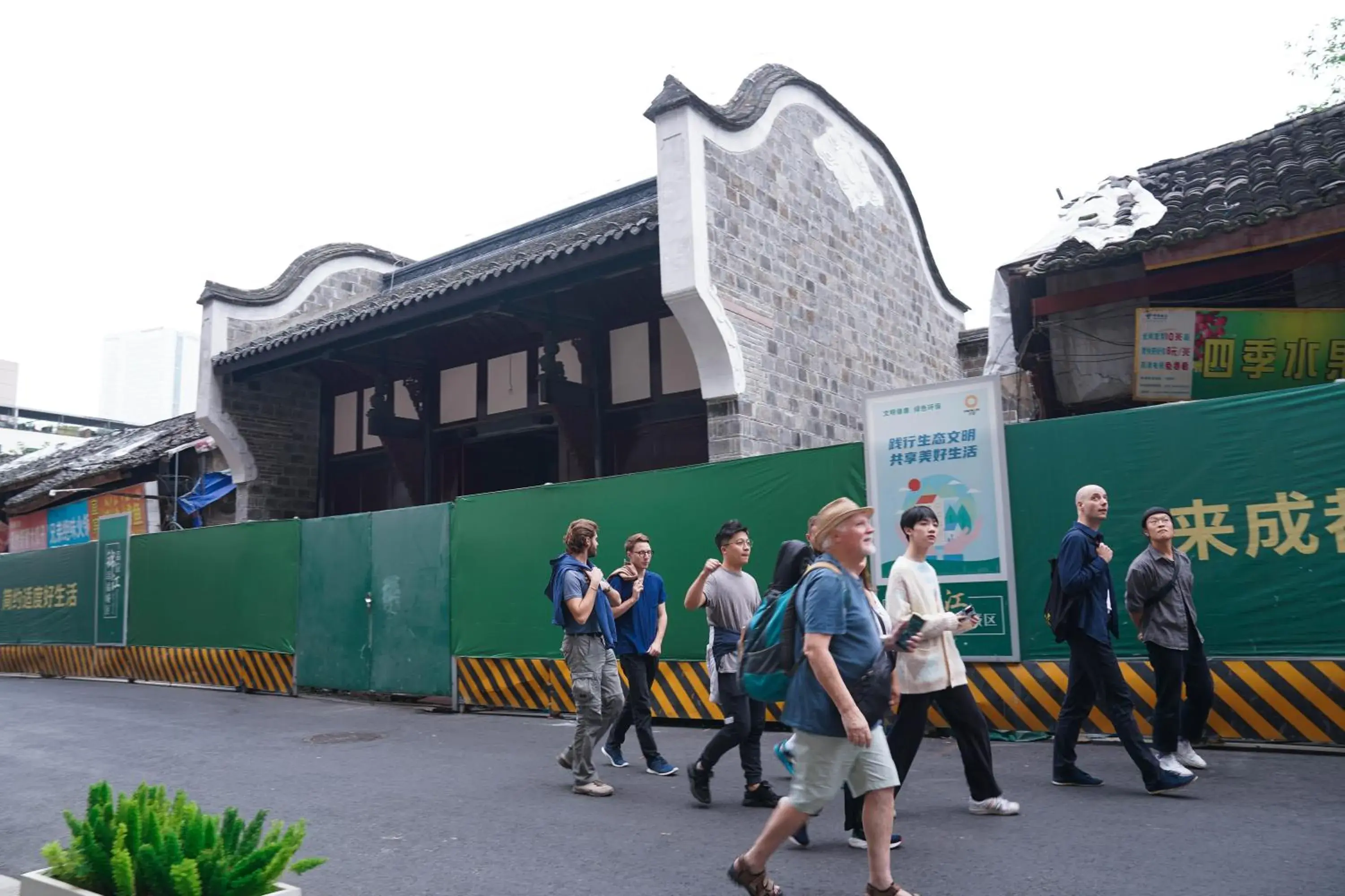 Hiking, Property Building in Chengdu Mix Hostel Backpackers