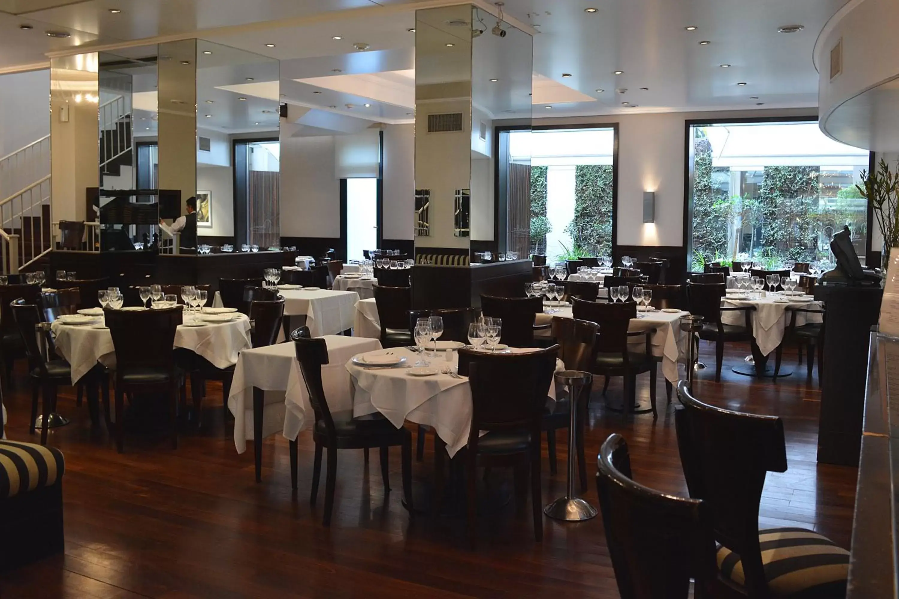Restaurant/Places to Eat in Hotel Intersur Recoleta