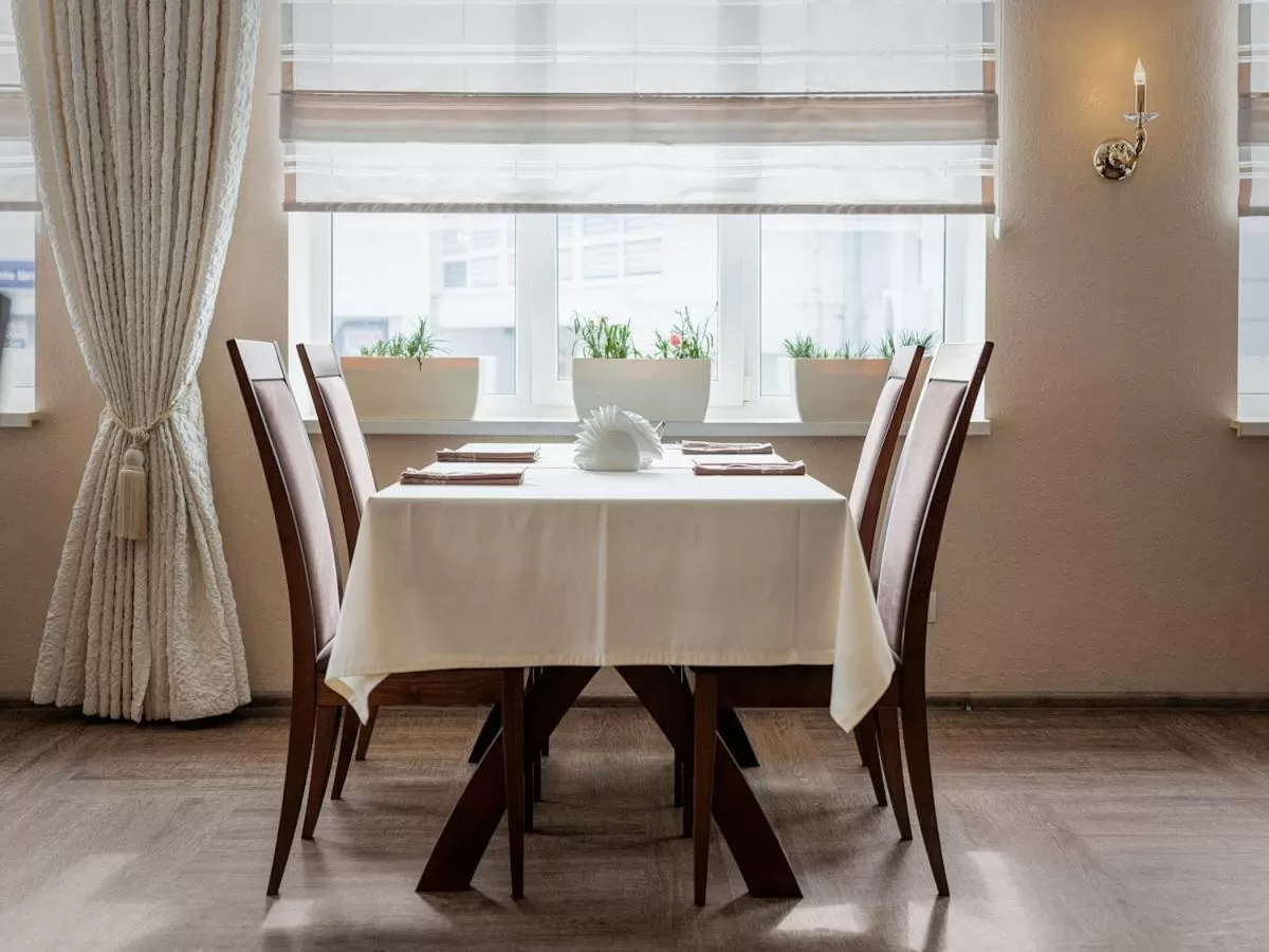 Restaurant/places to eat in Park Hotel