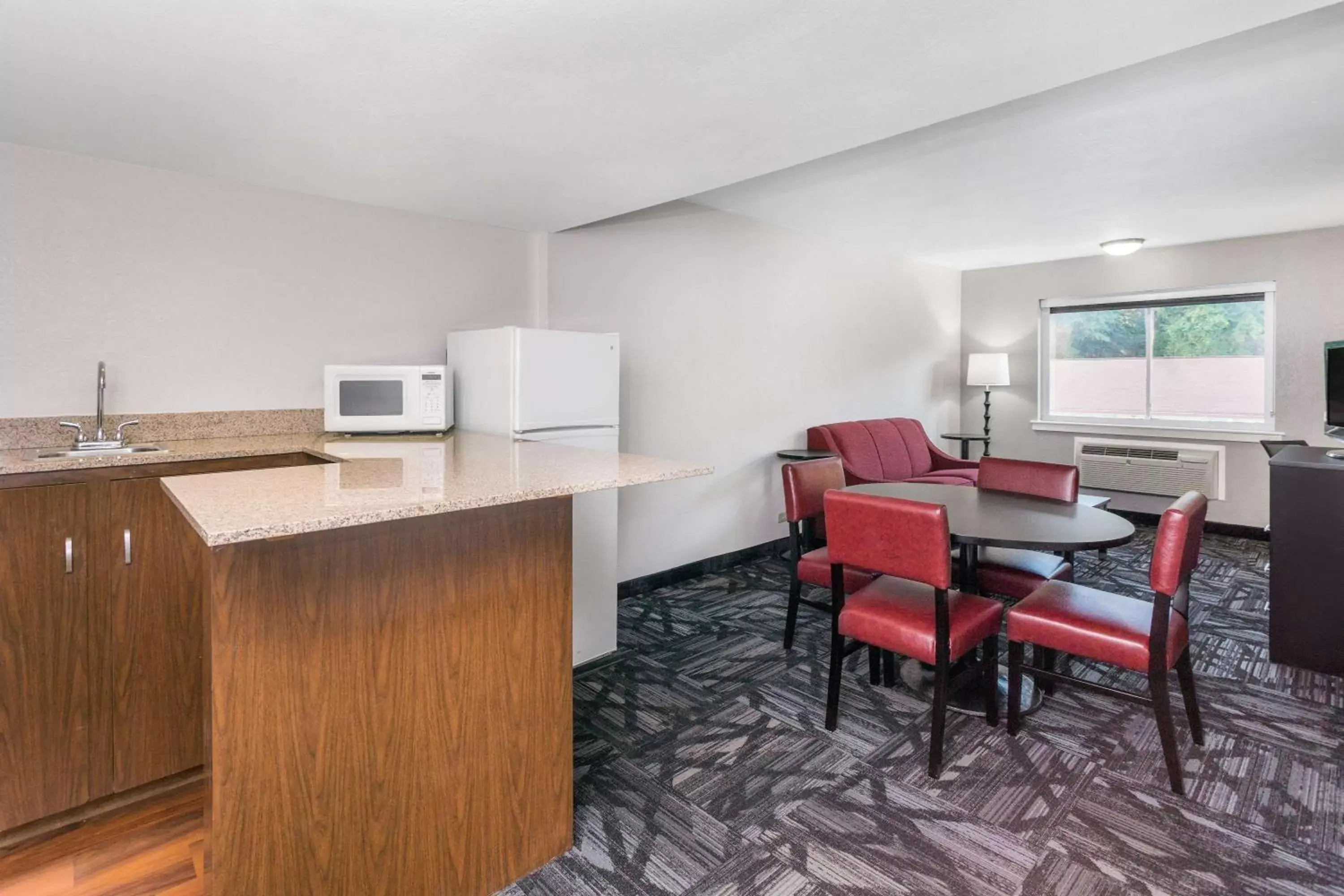 Photo of the whole room, Kitchen/Kitchenette in Ramada by Wyndham Tuscaloosa