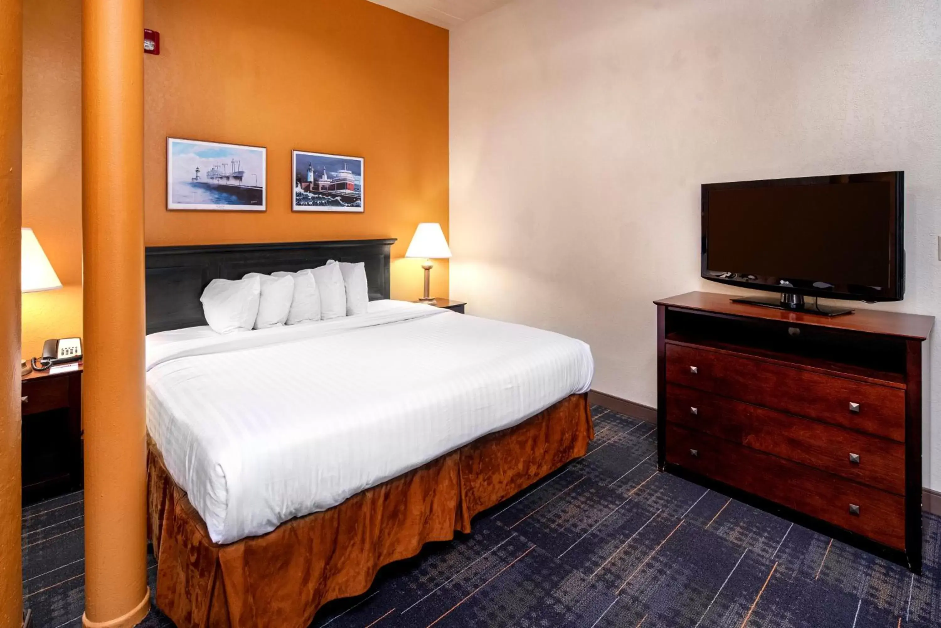 TV and multimedia, Bed in The Suites Hotel at Waterfront Plaza