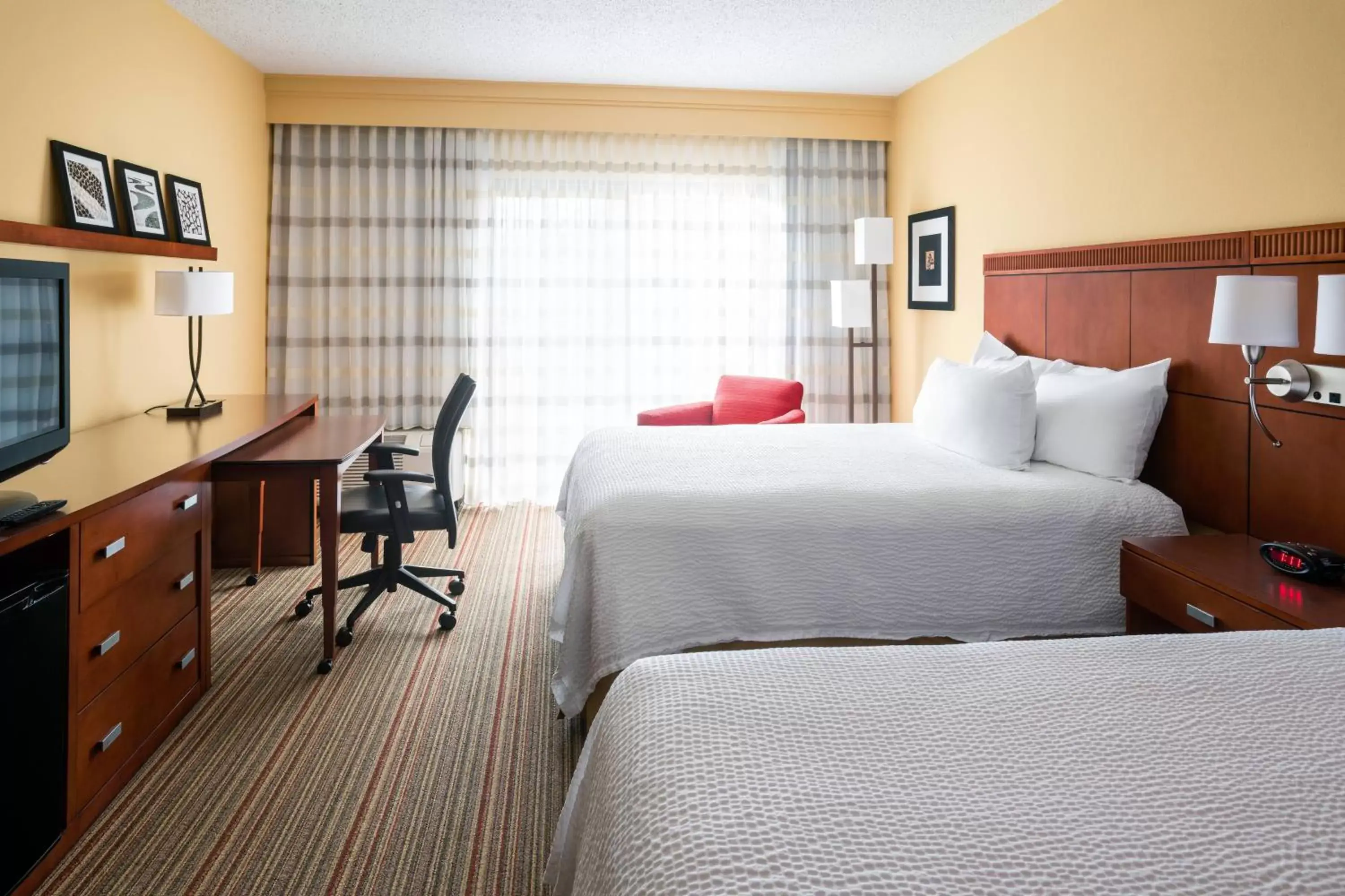 Photo of the whole room, Bed in Courtyard by Marriott Indianapolis Airport