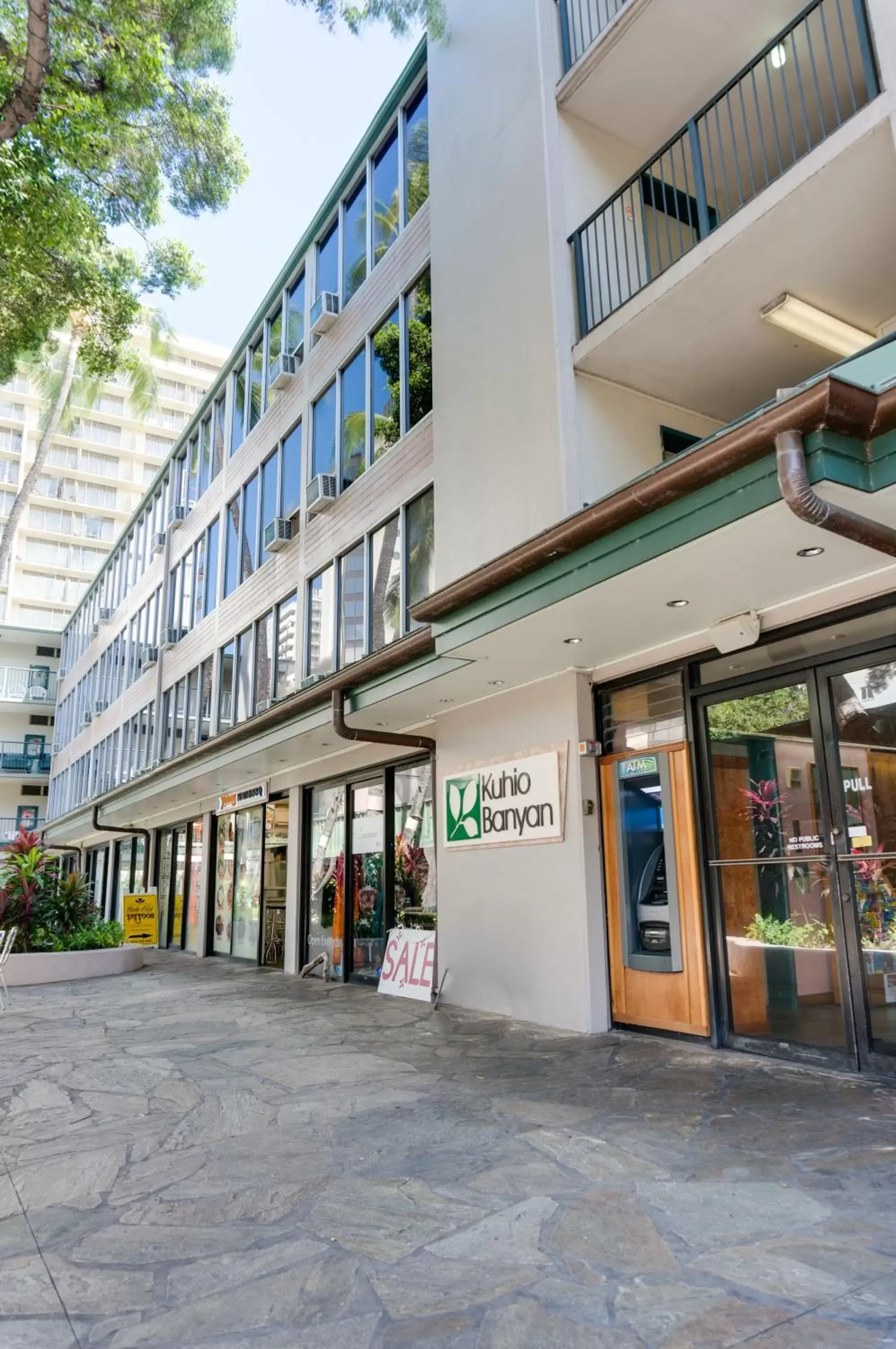 Facade/entrance in Kuhio Banyan Hotel (with Kitchenettes) Facade/entrance in Kuhio Banyan Hotel (with Kitchenettes)