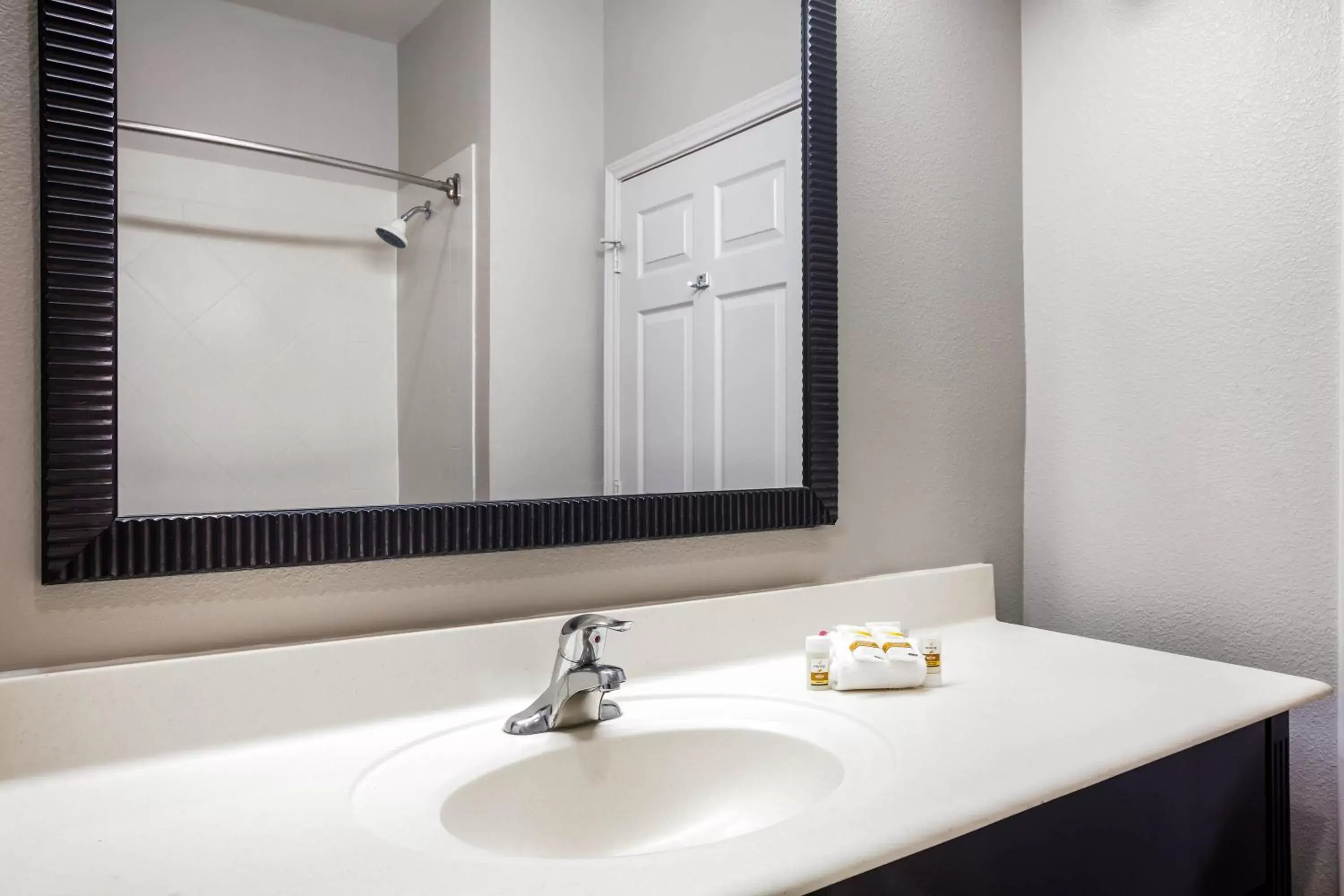 Bathroom in La Quinta by Wyndham Houston - Magnolia